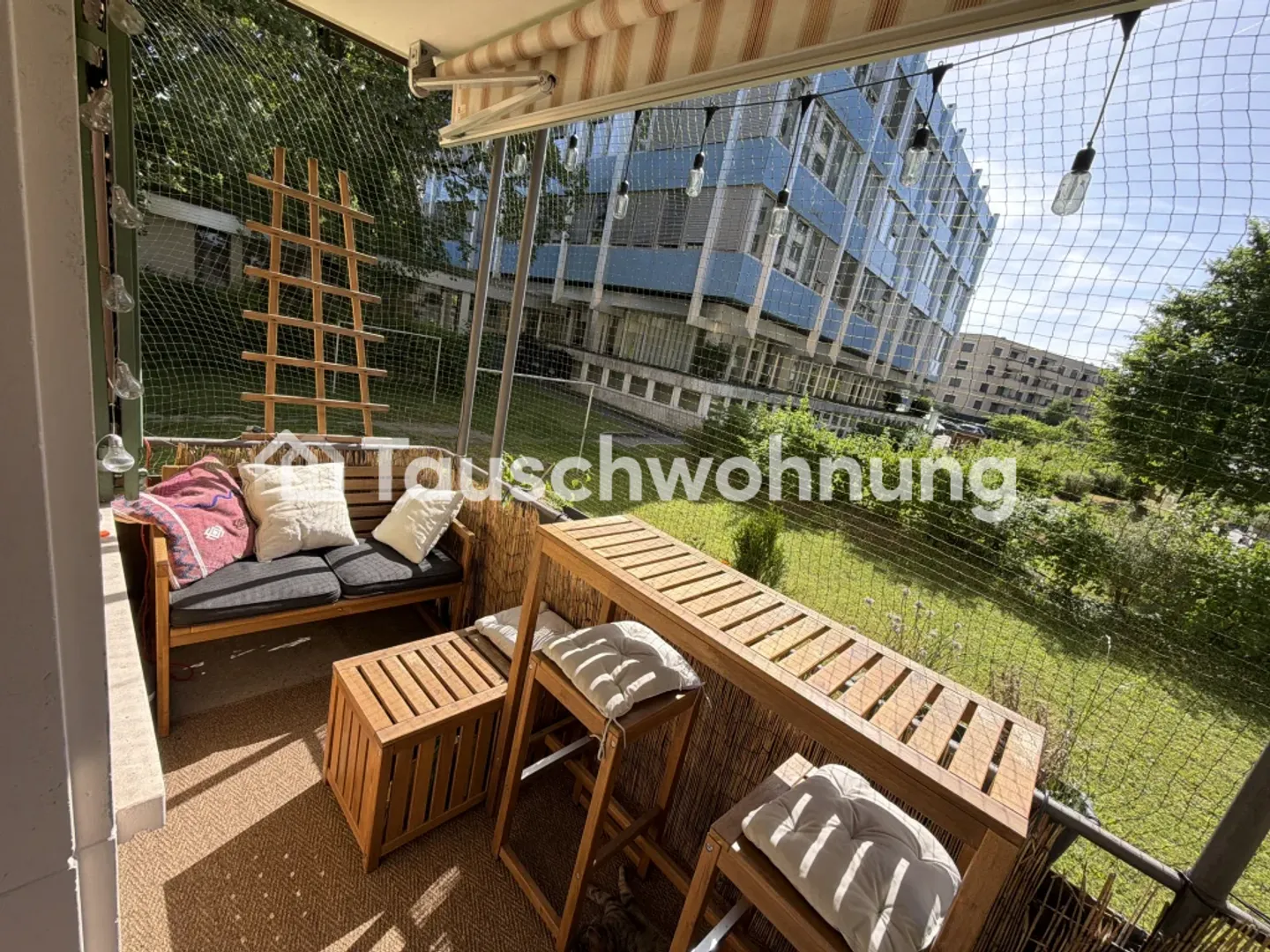 Quiet courtyard location in district 3 balcony with evening sun & green - Photo 2 of 9