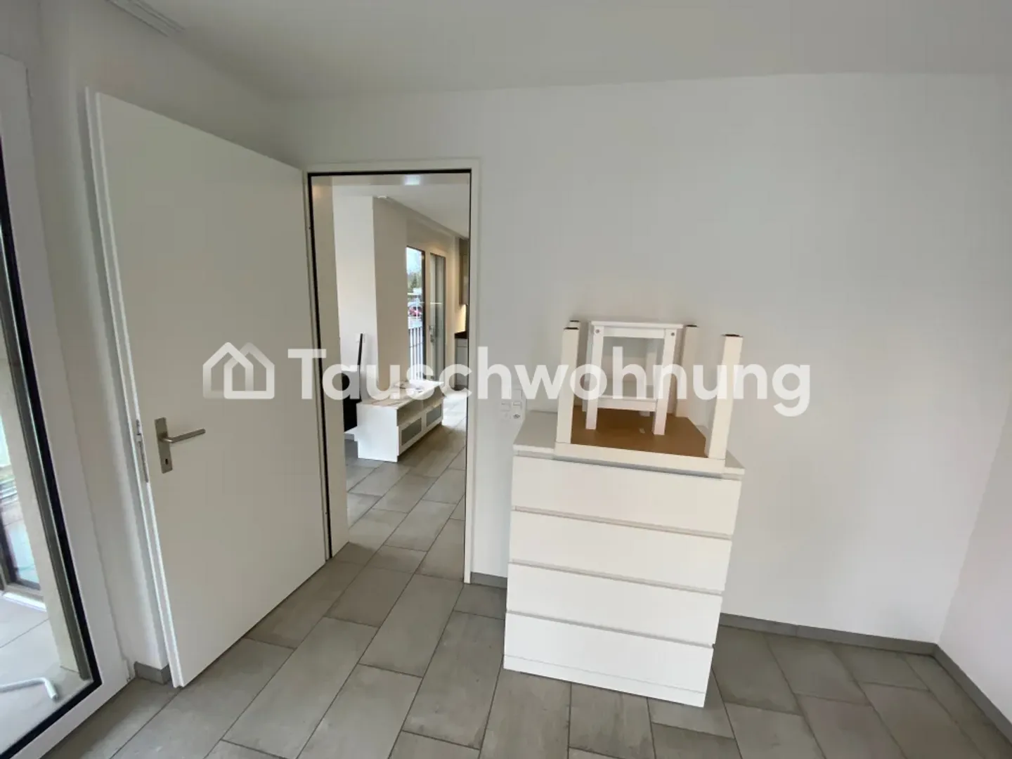 Exchange 40 m² 2-room apartment in Zurich Seebach, District 11 - Photo 4 of 12