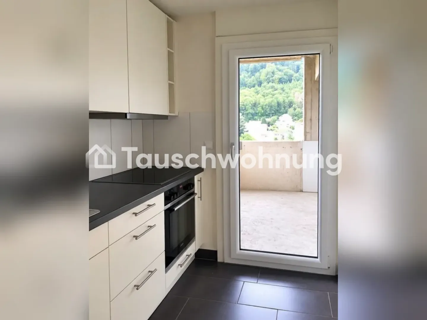 2.5-room apartment in the brutalist tower in Zurich - Photo 5 of 5