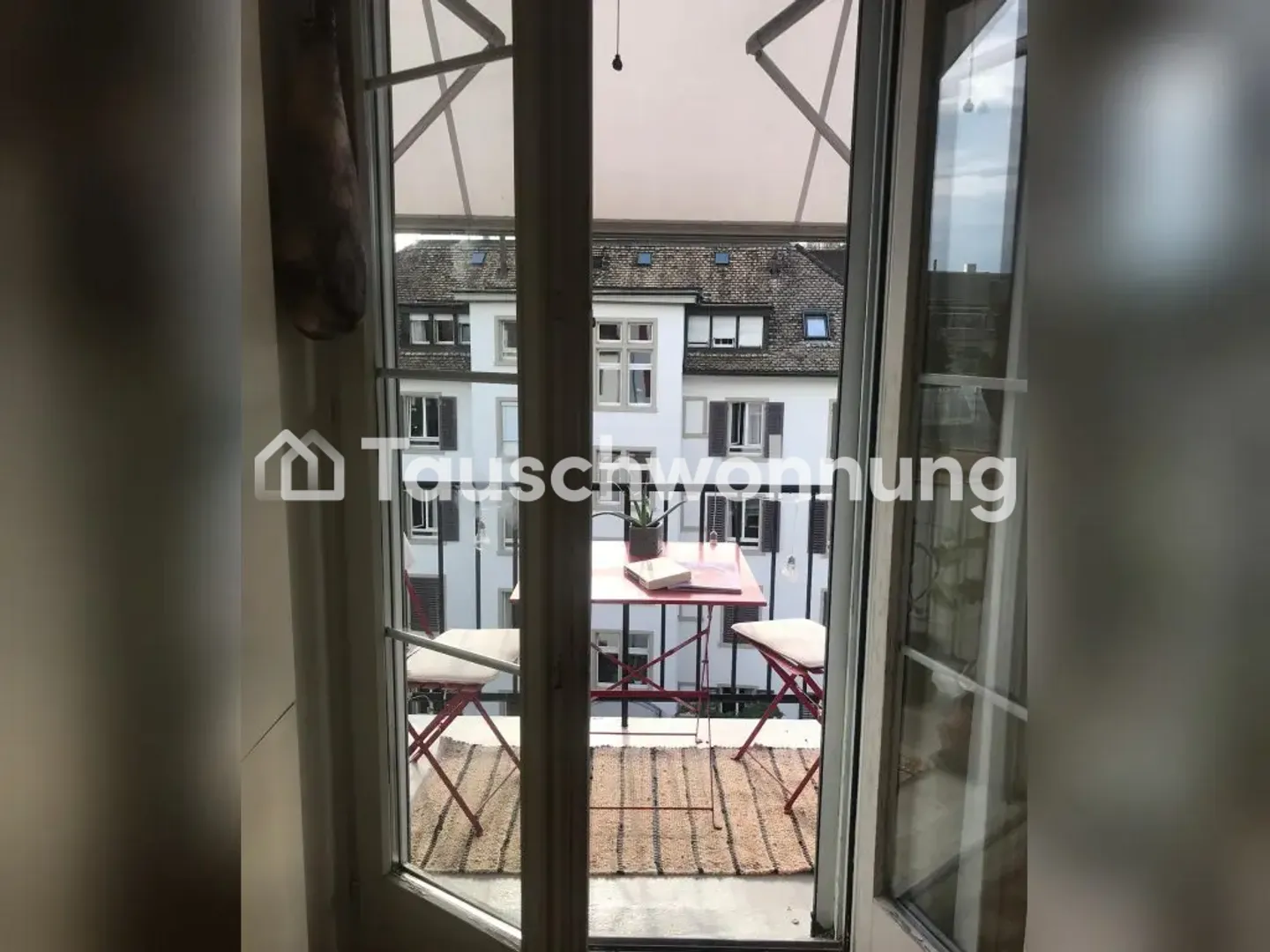 Large old apartment with high ceilings, balcony &amp; roof terrace - Photo 11 of 13