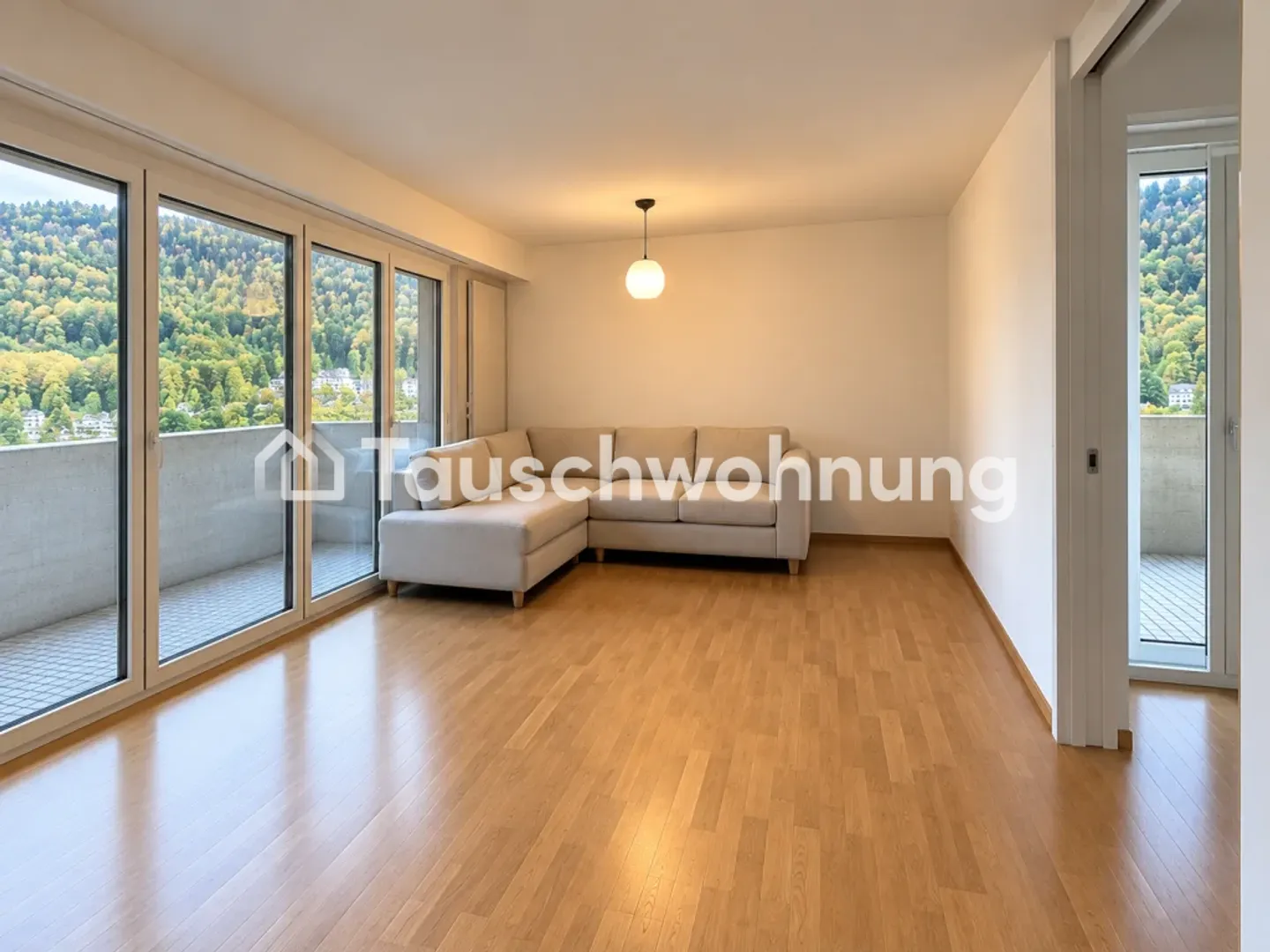 2.5-room apartment in the brutalist tower in Zurich - Photo 4 of 5