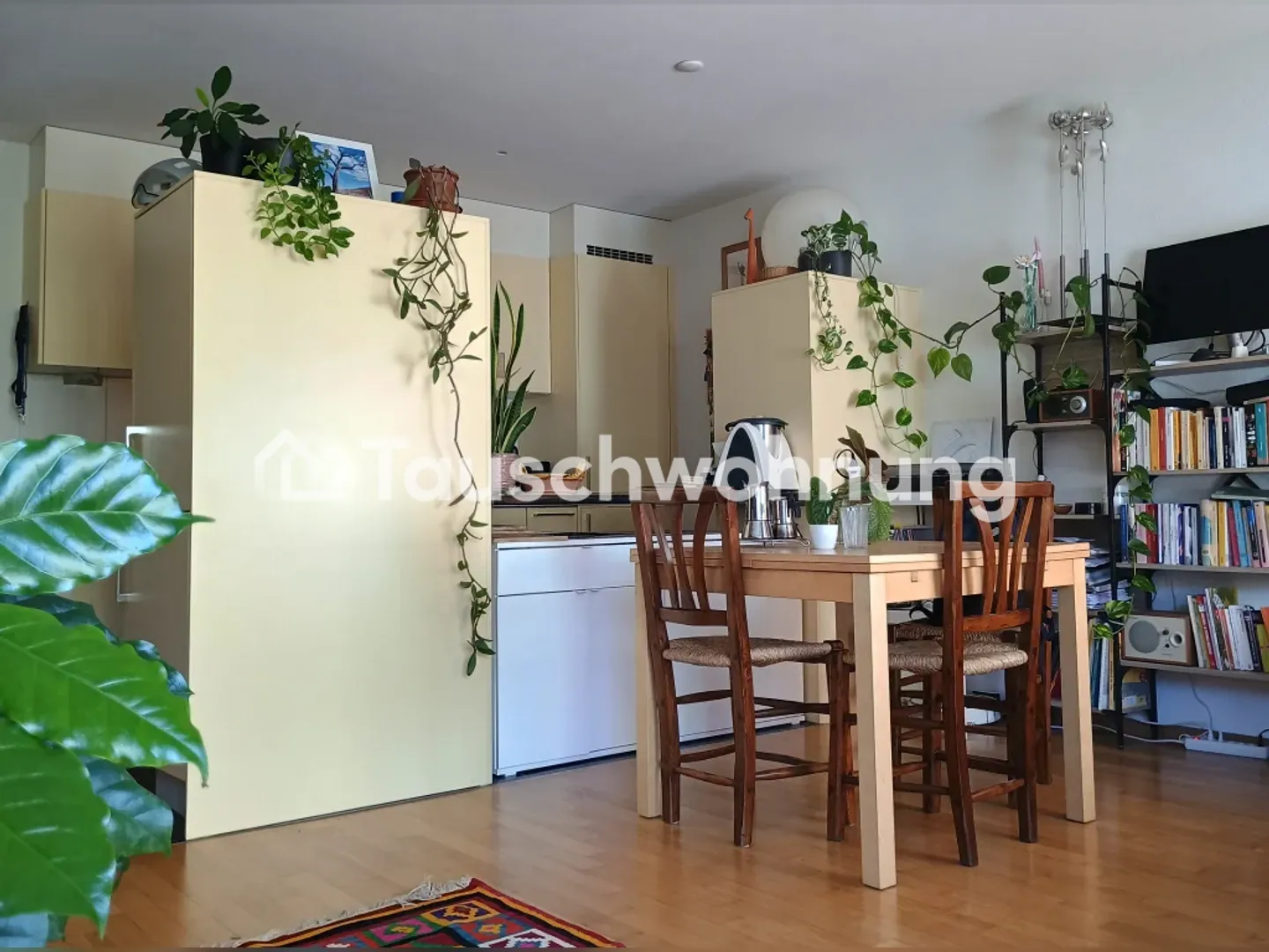 Zurich, District 4: quiet sunny 2-room apartment for exchange - Photo 2 of 9