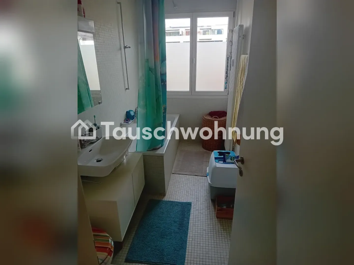 Bright Corner Apartment with Balcony - Photo 8 of 10