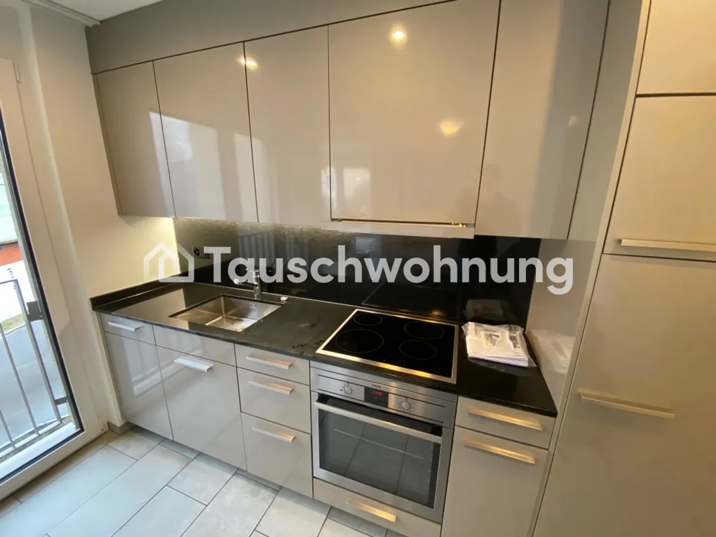Exchange 40 m² 2-room apartment in Zurich Seebach, District 11 - Photo 8 of 12