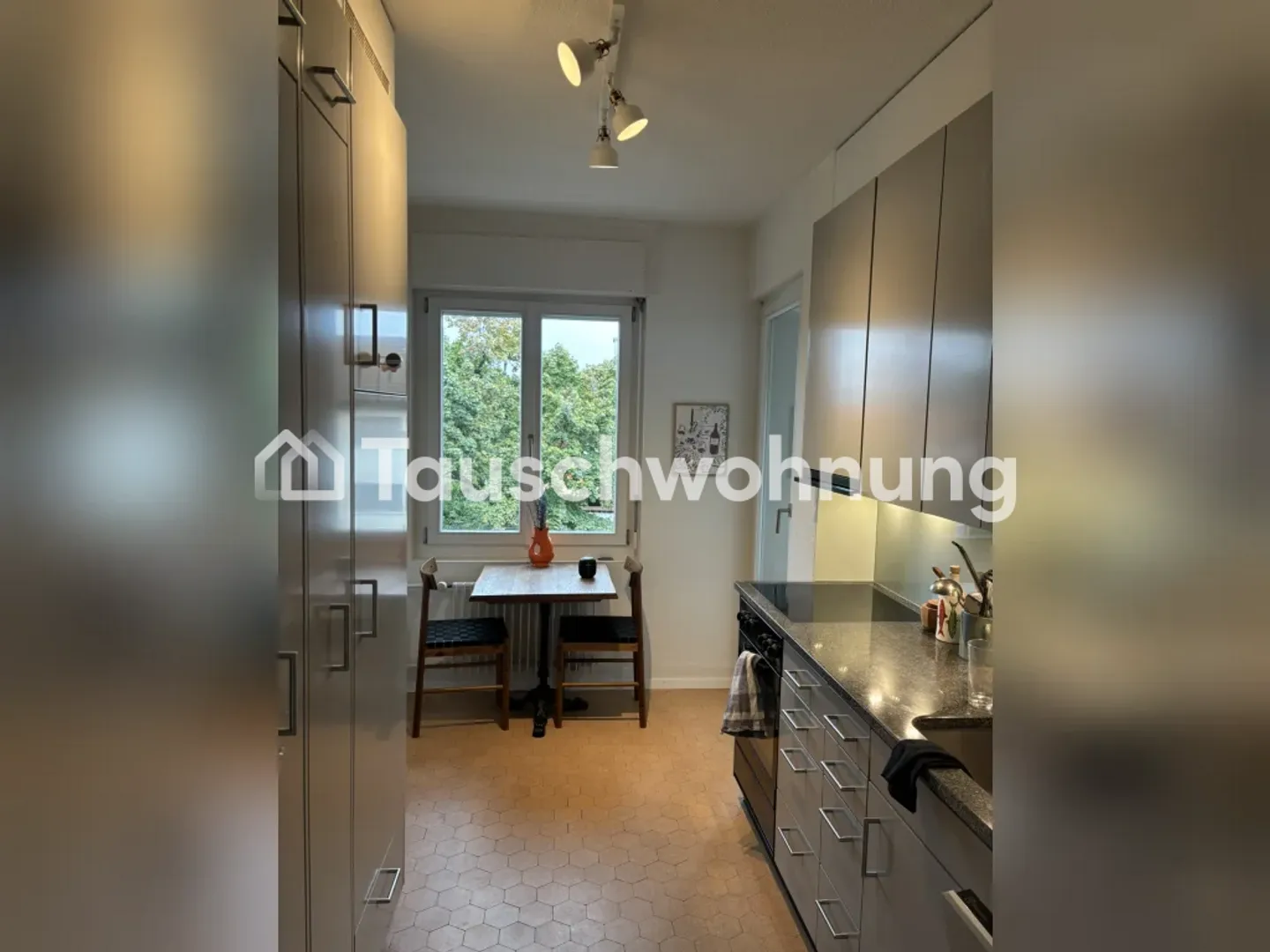 Appartamento d'epoca di 3 stanze con ristrutturazione moderna a Wollishofen - Foto 2 di 6