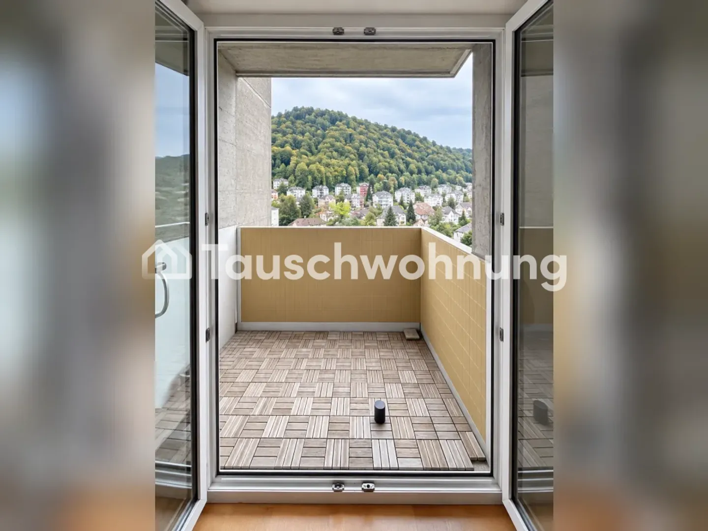 2.5-room apartment in the brutalist tower in Zurich - Photo 3 of 5
