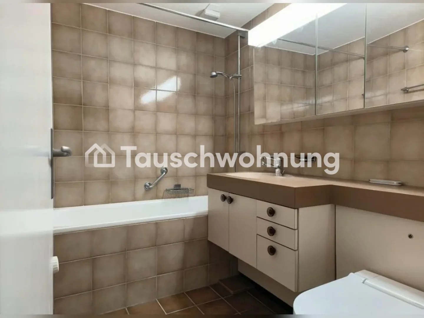 3.5 Rooms | District 1 | Rooftop Terrace | Old Building - Photo 4 of 9