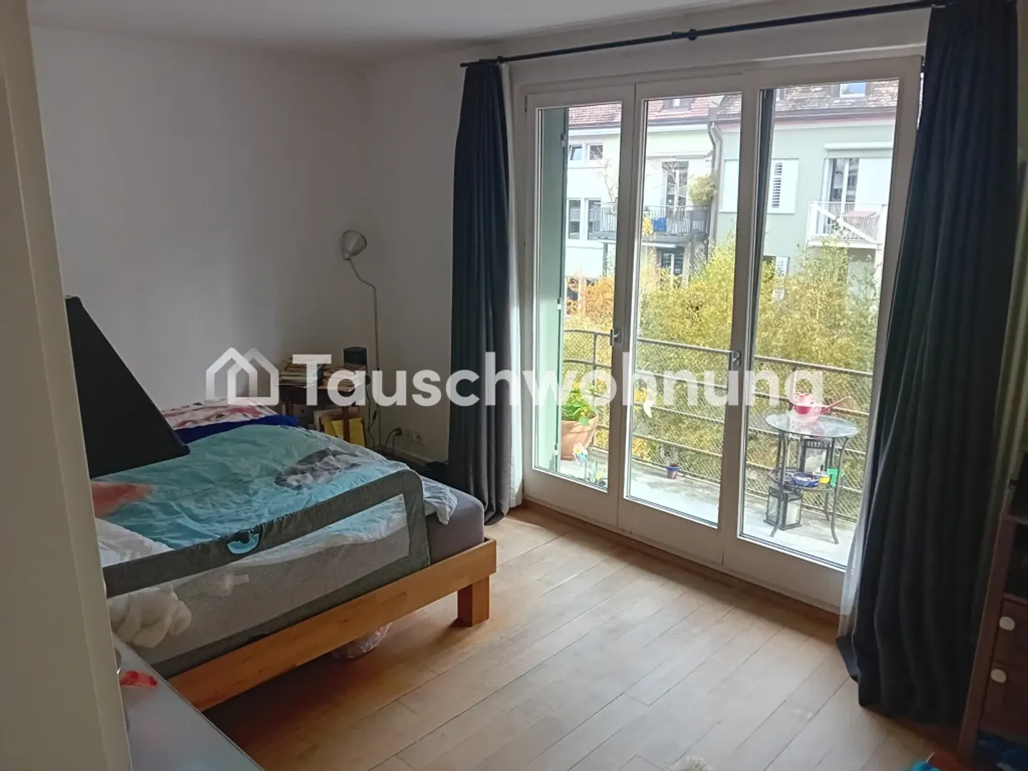 Bright Corner Apartment with Balcony - Photo 9 of 10