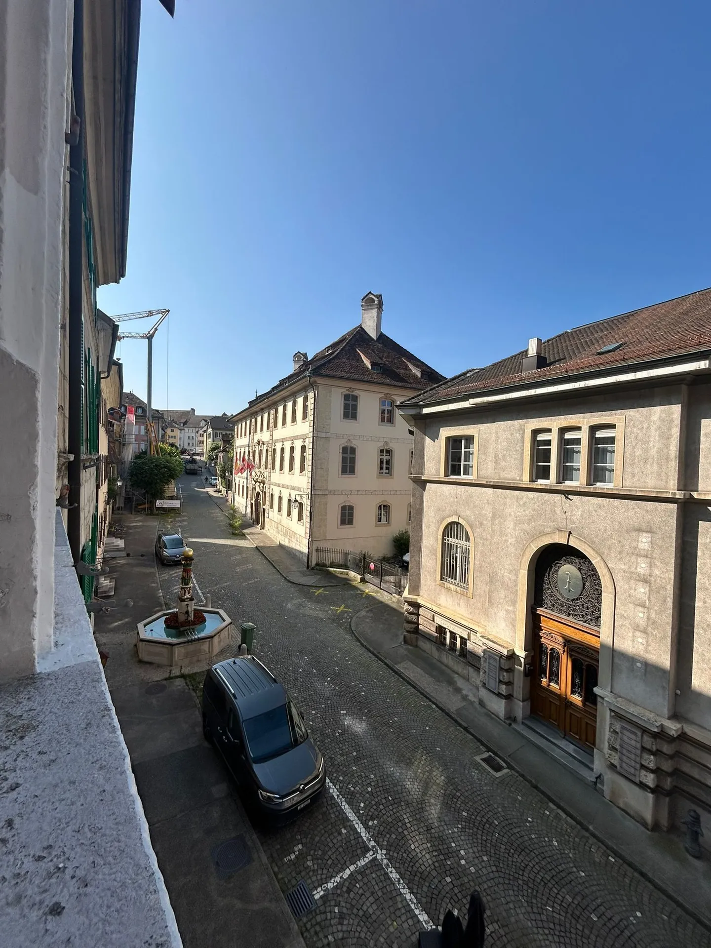 Charmante 3,5-Zimmer-Wohnung_Renoviert im historischen Herzen von Porrentruy - Foto 2 von 4