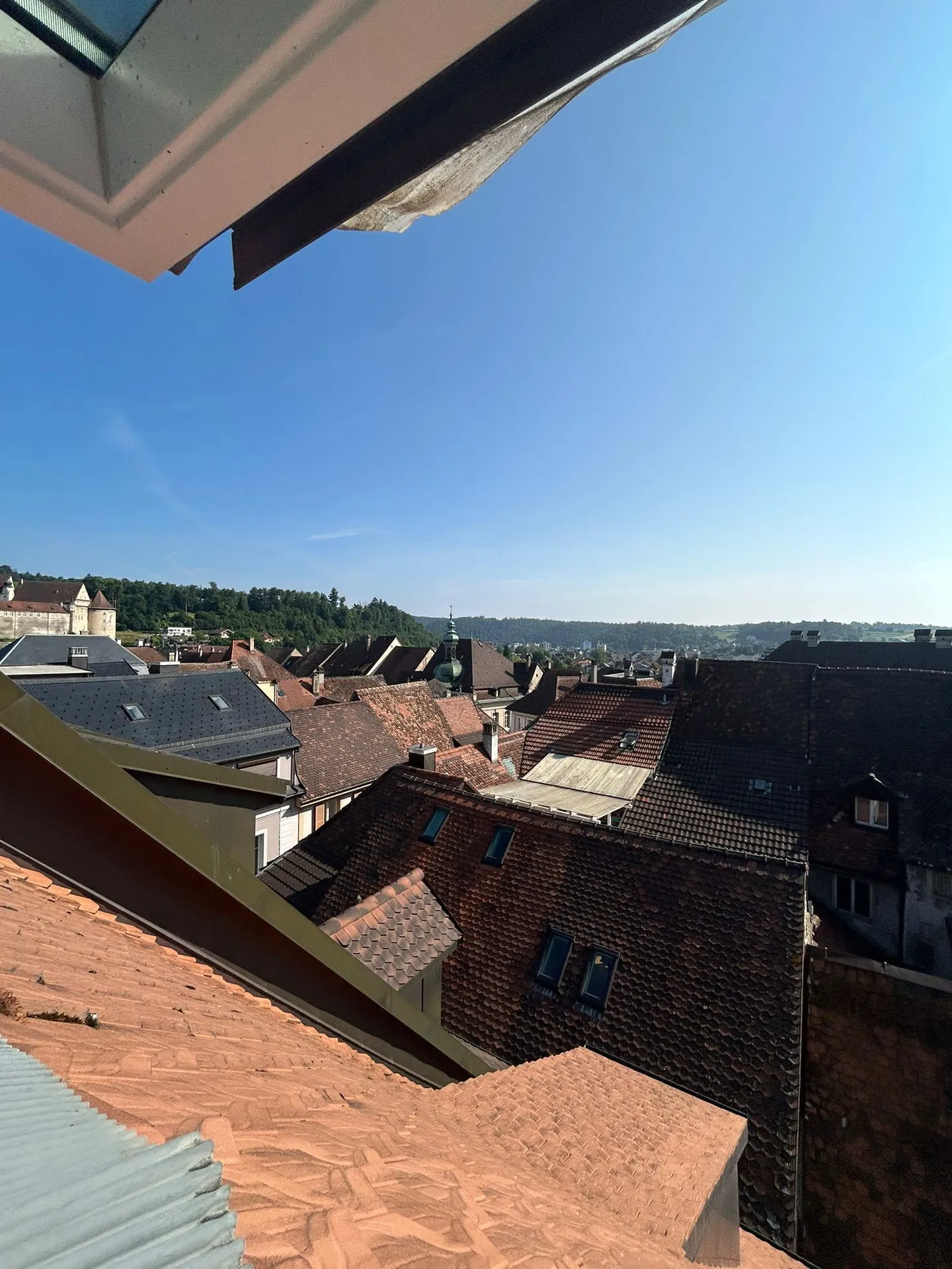 Charmante renovierte 3-Zimmer-Duplexwohnung im Stadtzentrum von Porrentruy - Foto 2 von 5