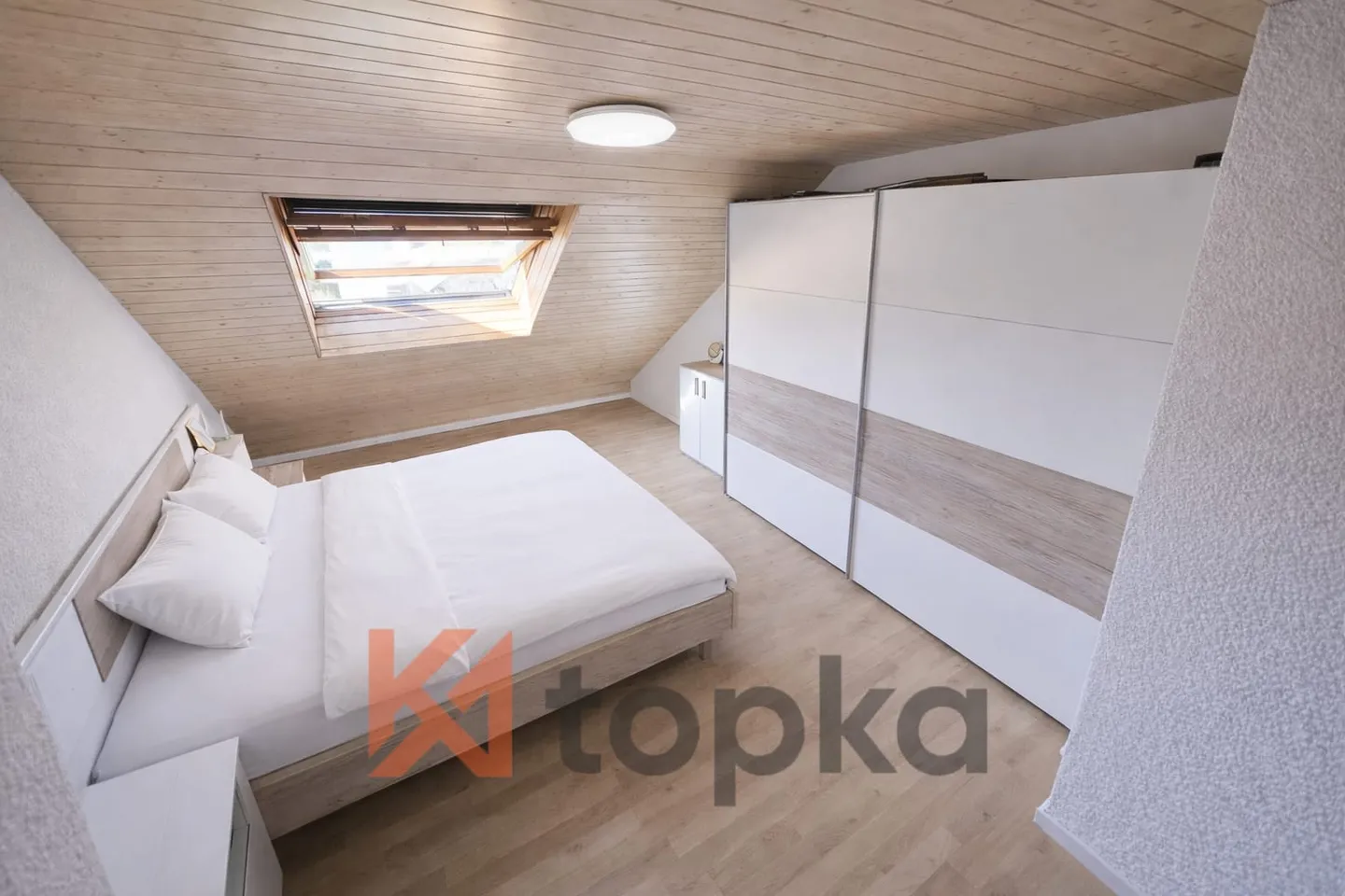 Luminoso appartamento mansardato di 4,5 locali con vista libera e posizione tranquilla a Ganterschwil - Foto 8 di 13