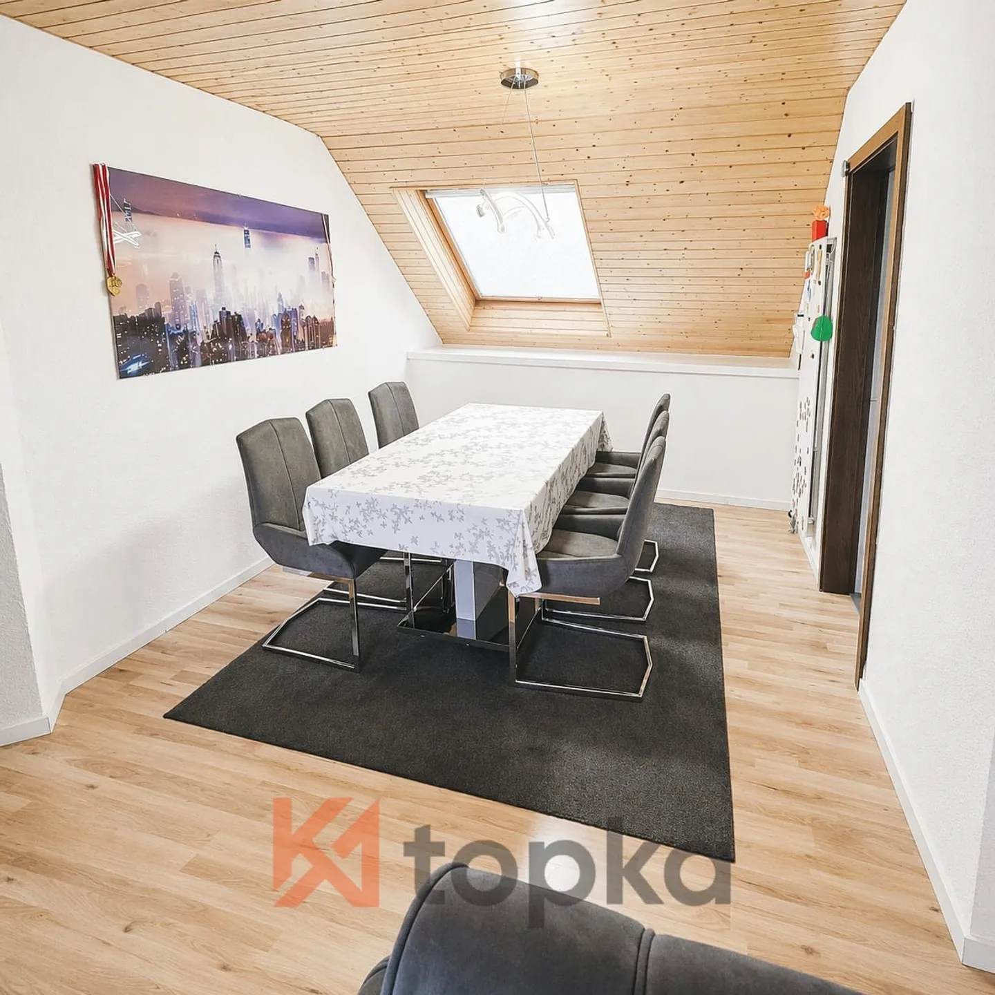 Luminoso appartamento mansardato di 4,5 locali con vista libera e posizione tranquilla a Ganterschwil - Foto 6 di 13