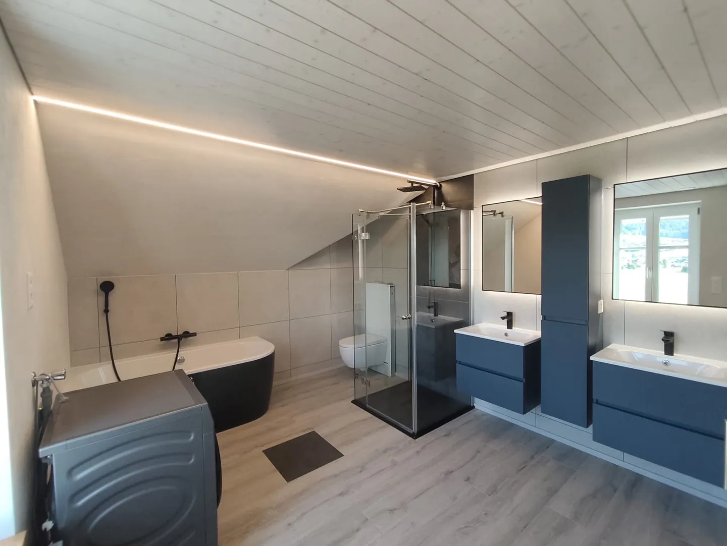 Charming Loft with Balcony - Photo 4 of 6