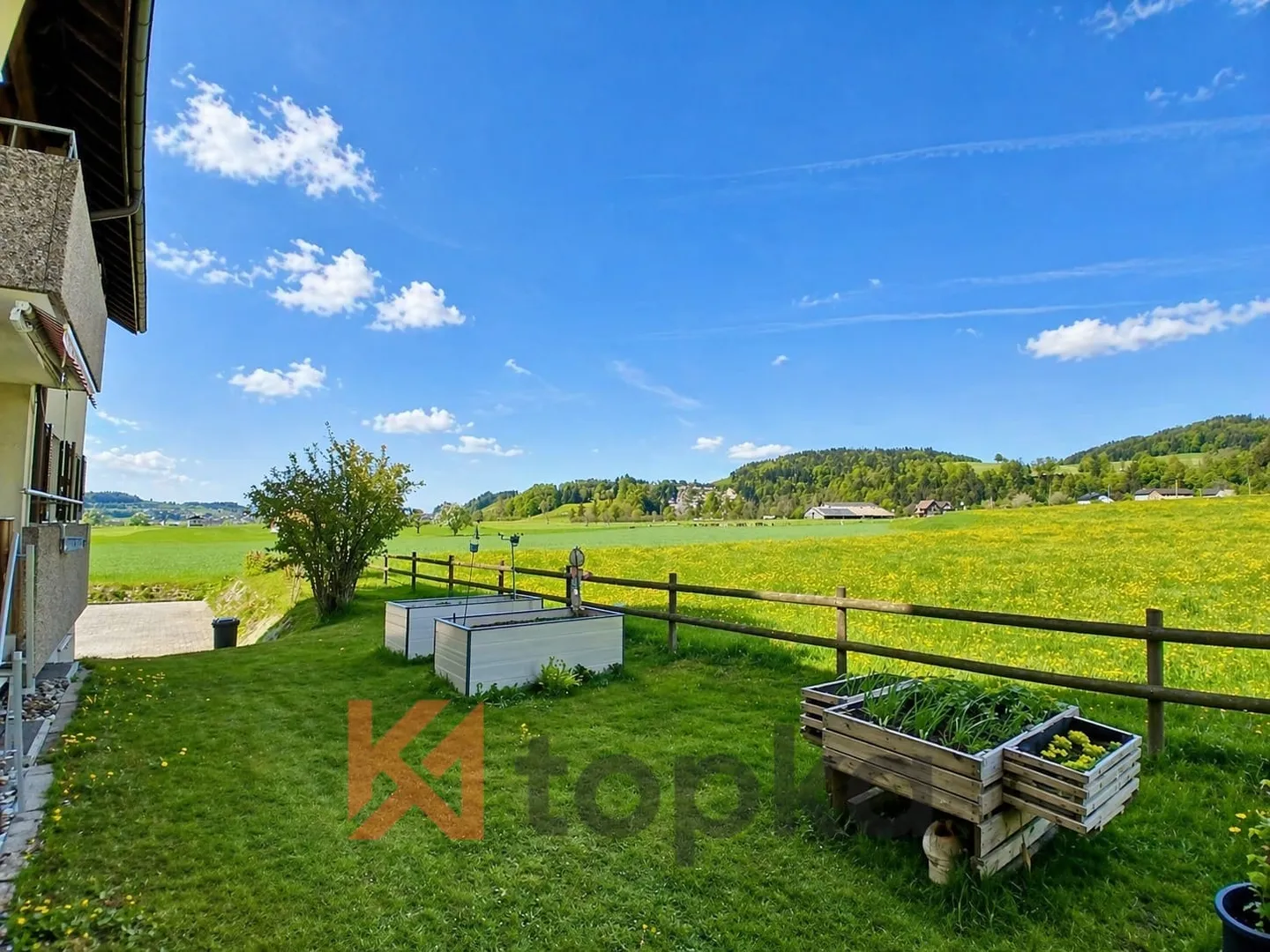 Luminoso appartamento mansardato di 4,5 locali con vista libera e posizione tranquilla a Ganterschwil - Foto 2 di 13