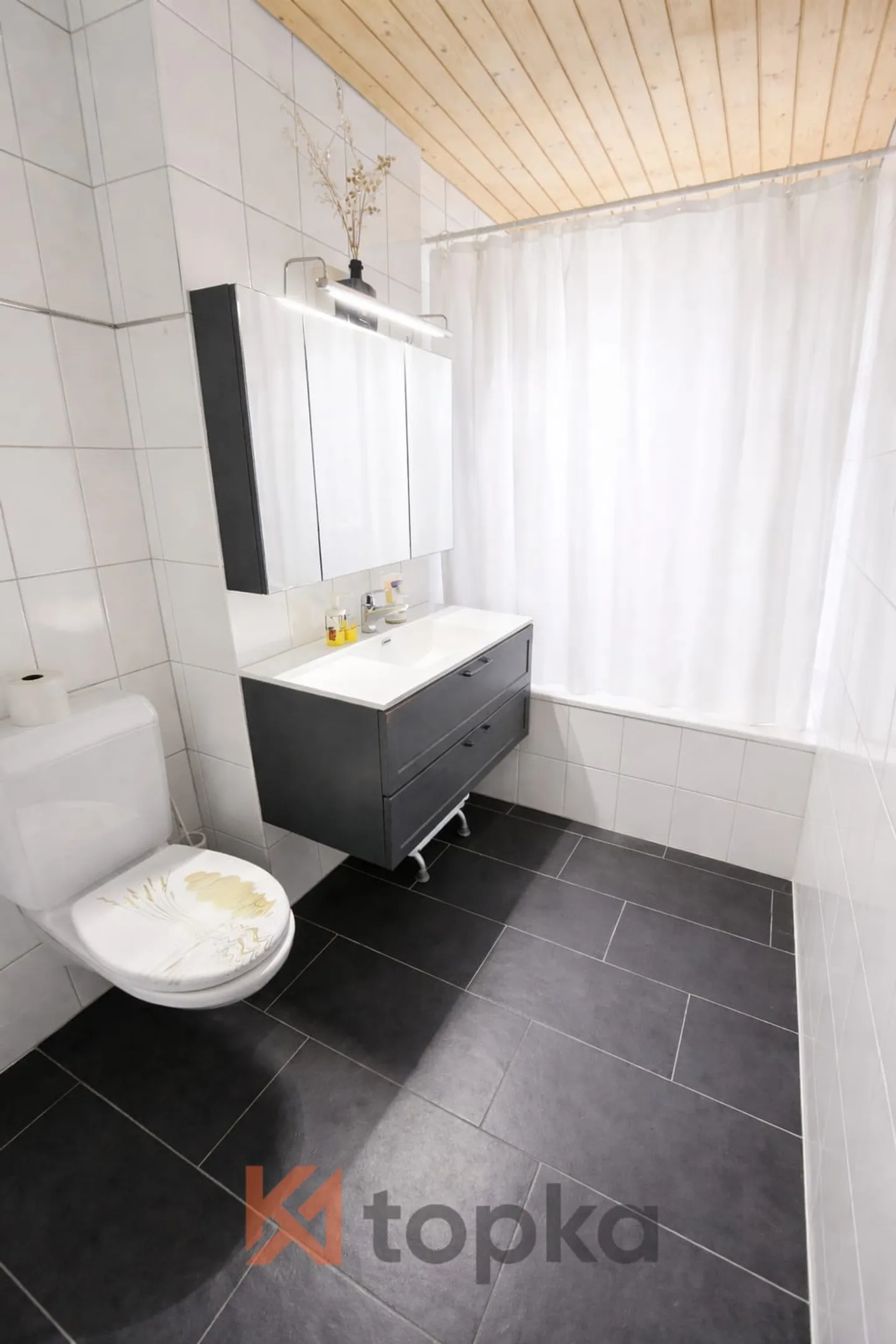 Luminoso appartamento mansardato di 4,5 locali con vista libera e posizione tranquilla a Ganterschwil - Foto 10 di 13