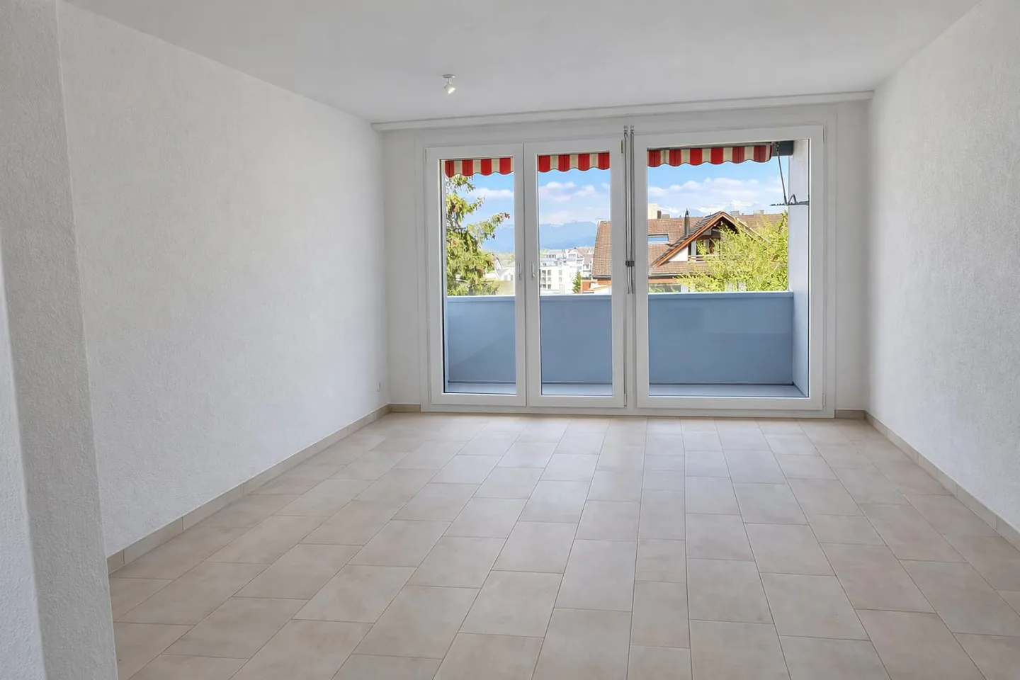 Appartement lumineux de 2,5 pièces avec vue à Freienbach - Photo 2 sur 6