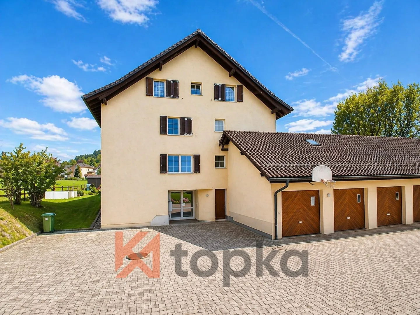 Luminoso appartamento mansardato di 4,5 locali con vista libera e posizione tranquilla a Ganterschwil - Foto 1 di 13