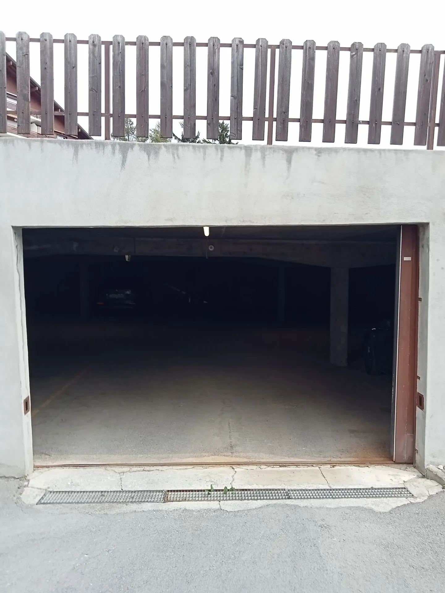Überdachter Parkplatz in einem Parkhaus, nur 10 Gehminuten vom Zentrum von Montana entfernt - Foto 2 von 2