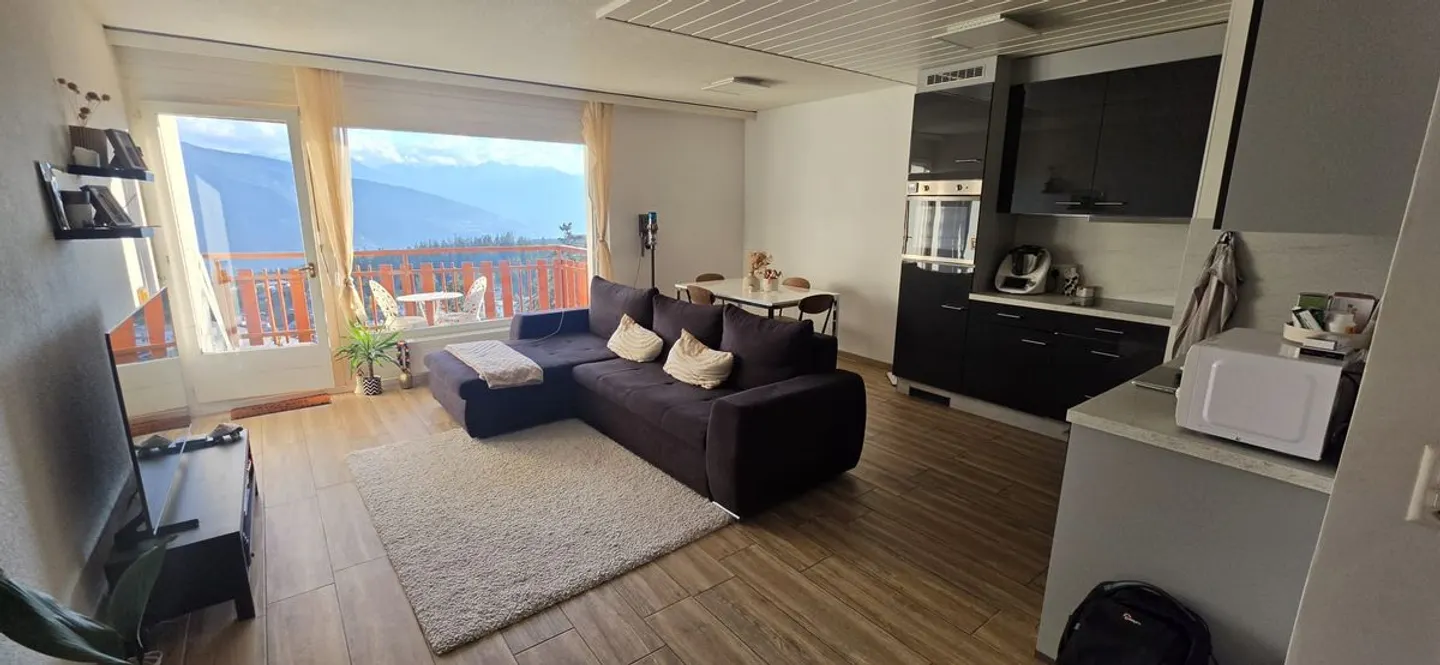 À louer à l'année - Appartement meublé de 2,5 pièces avec balcon et vue sur les montagnes - Photo 5 sur 6