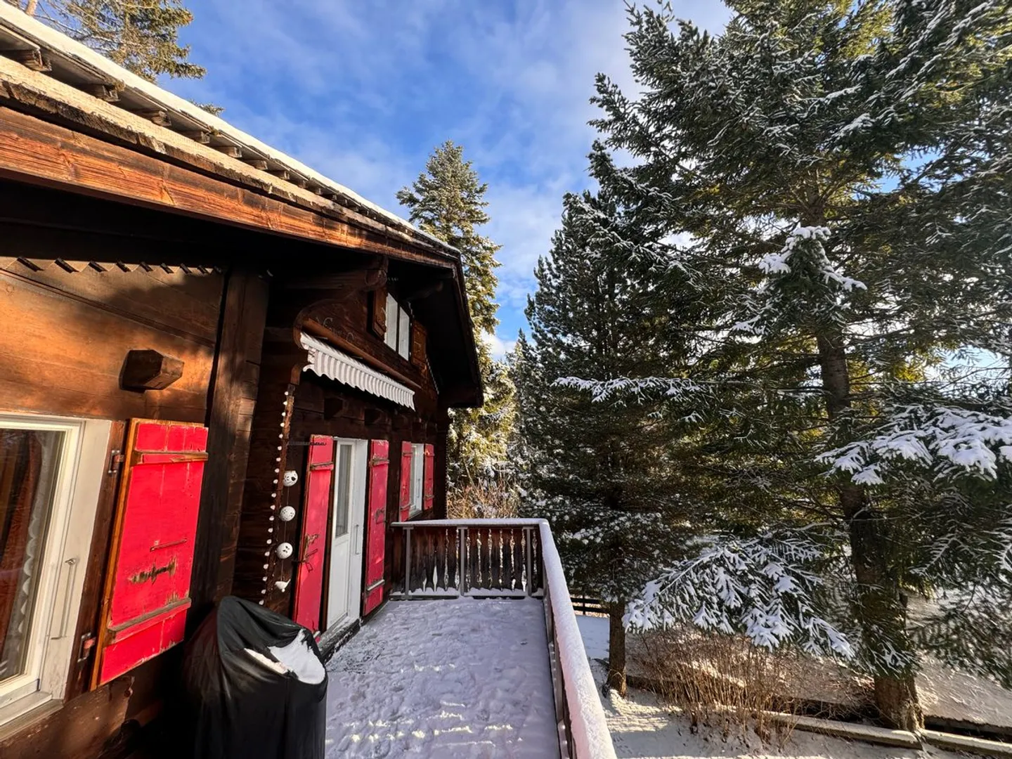 Charming independent chalet at the entrance of Crans with high renovation potential - Photo 2 of 13