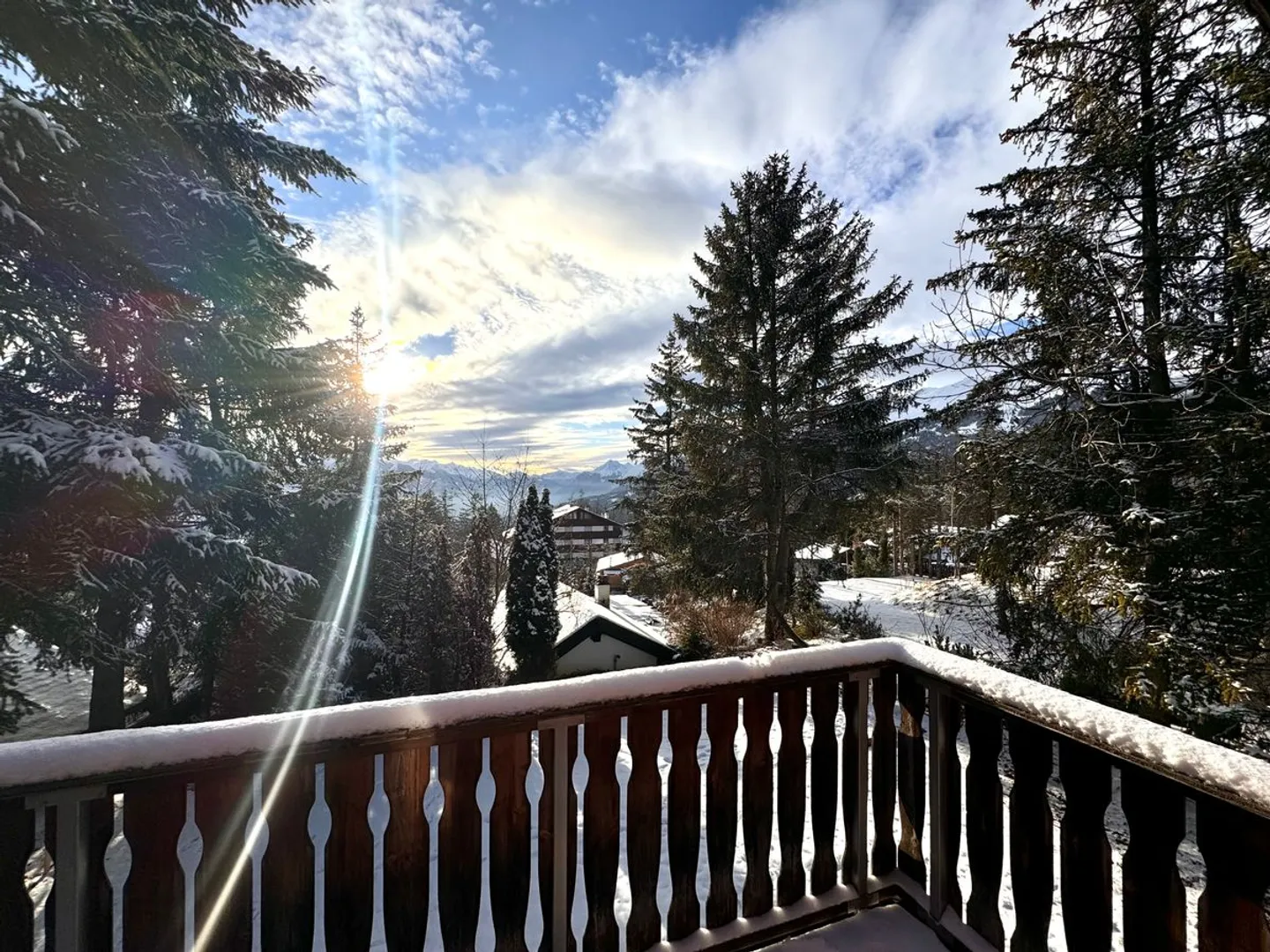 Charming independent chalet at the entrance of Crans with high renovation potential - Photo 3 of 13