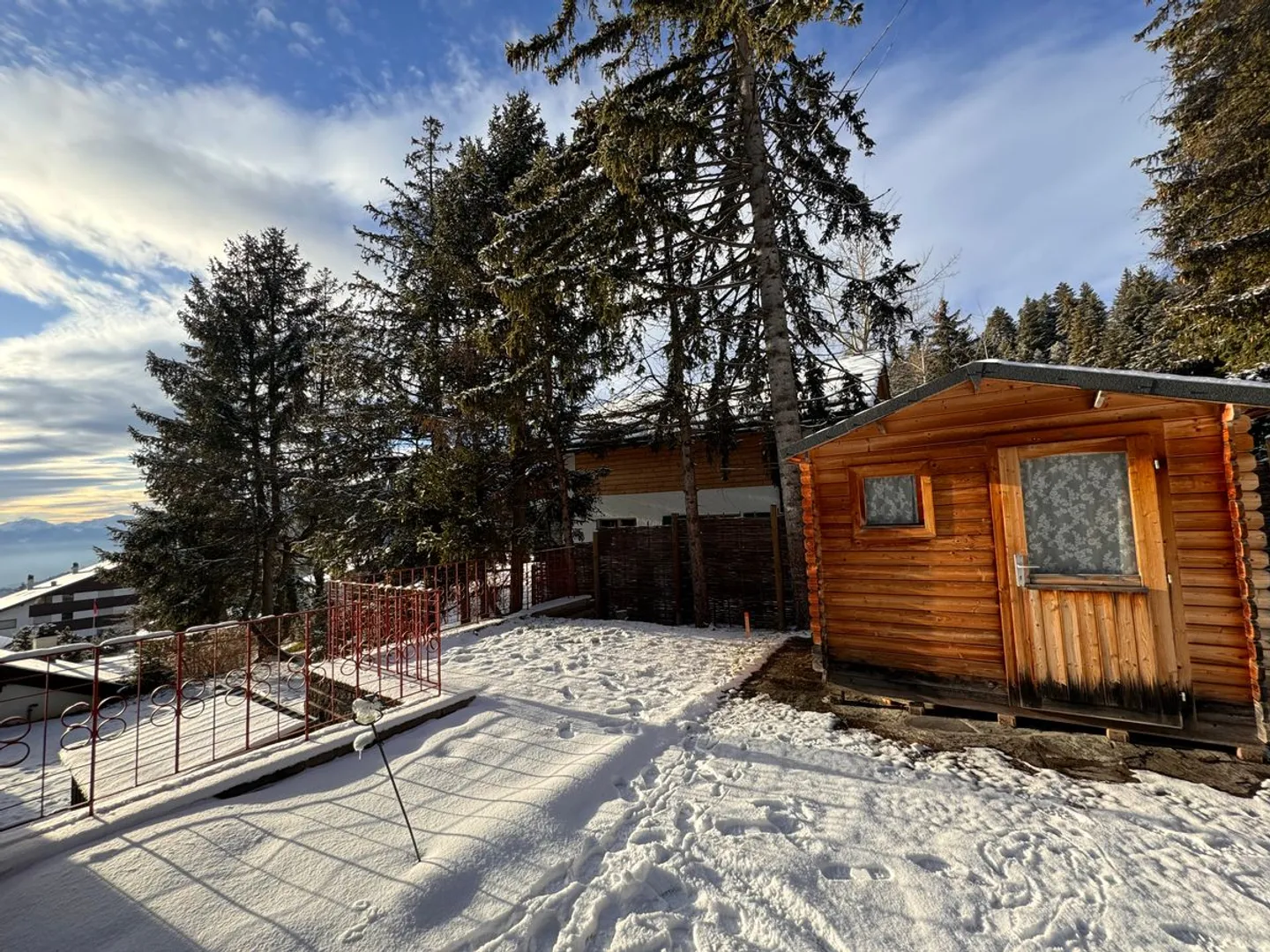 Charming independent chalet at the entrance of Crans with high renovation potential - Photo 12 of 13