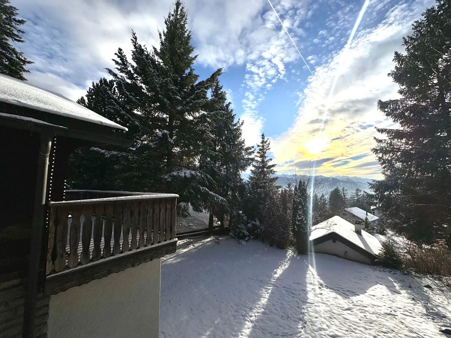 Charming independent chalet at the entrance of Crans with high renovation potential - Photo 1 of 13