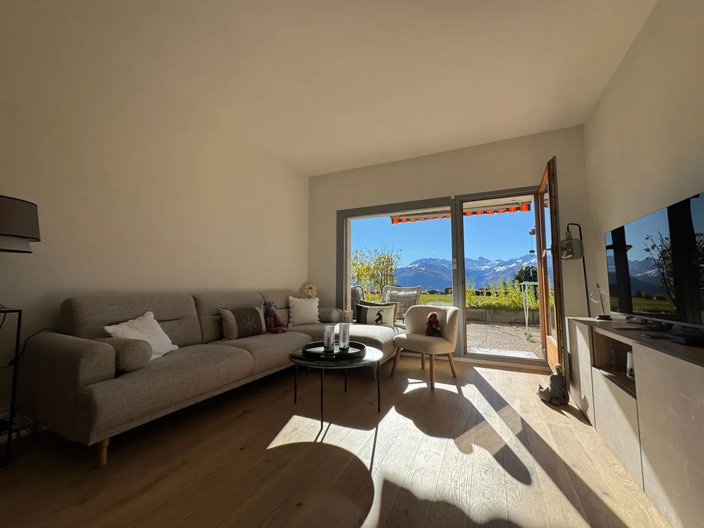Charming 2.5 room renovated apartment with terrace and view of the Alps - Photo 1 of 13