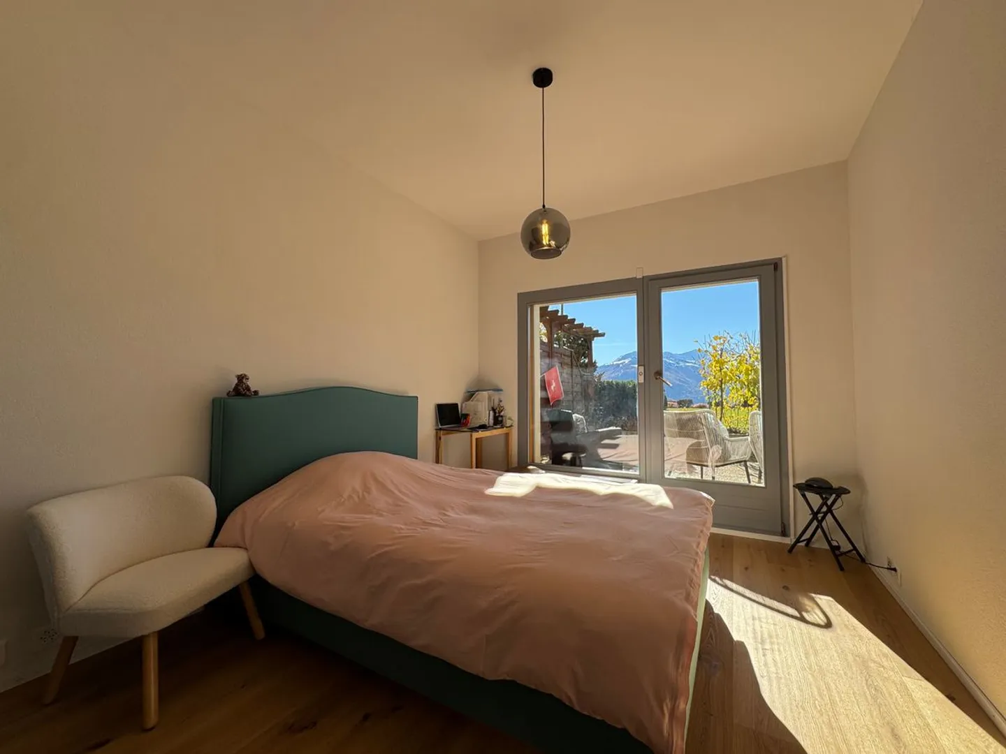 Charming 2.5 room renovated apartment with terrace and view of the Alps - Photo 13 of 13