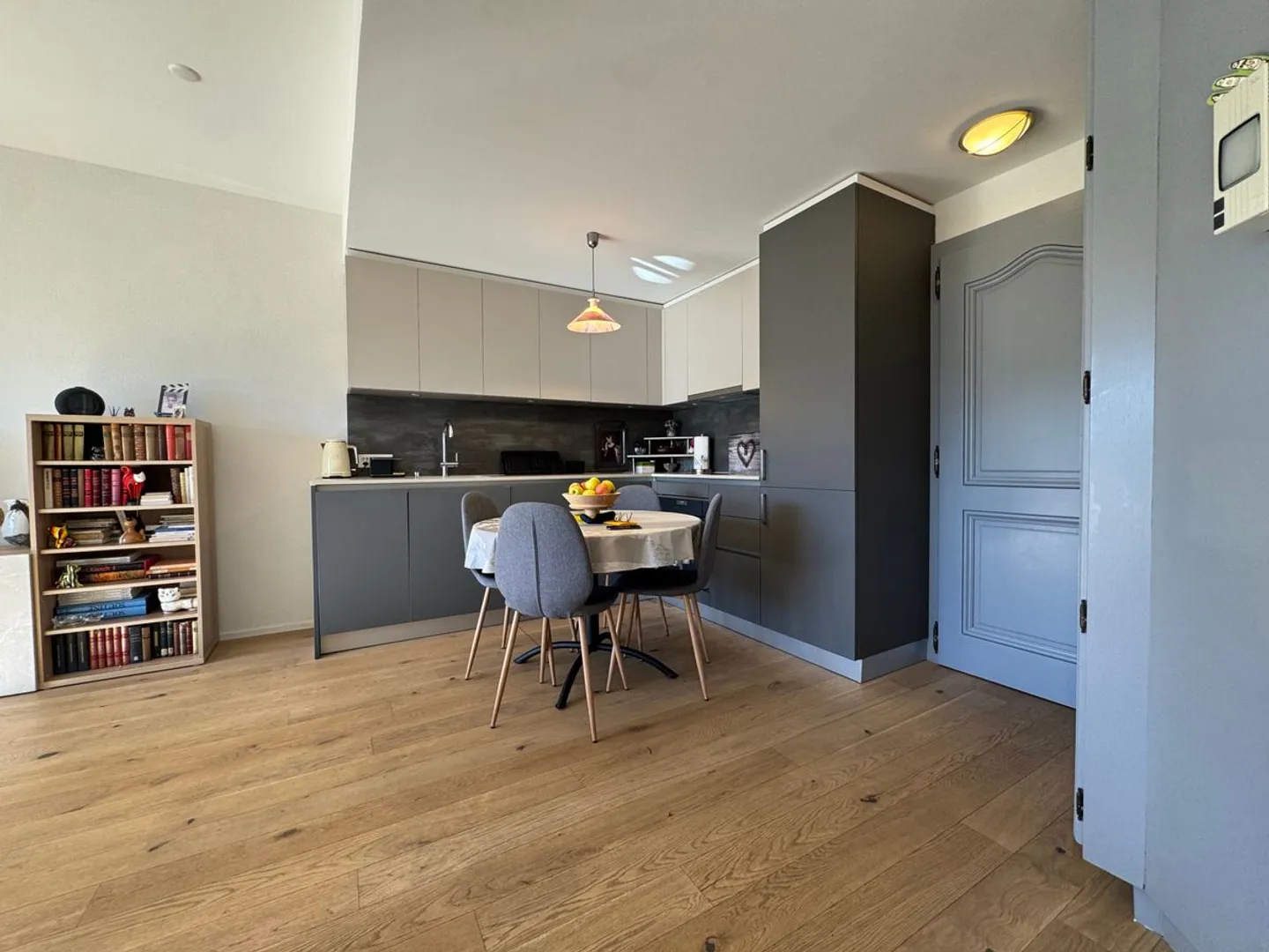 Charming 2.5 room renovated apartment with terrace and view of the Alps - Photo 6 of 13