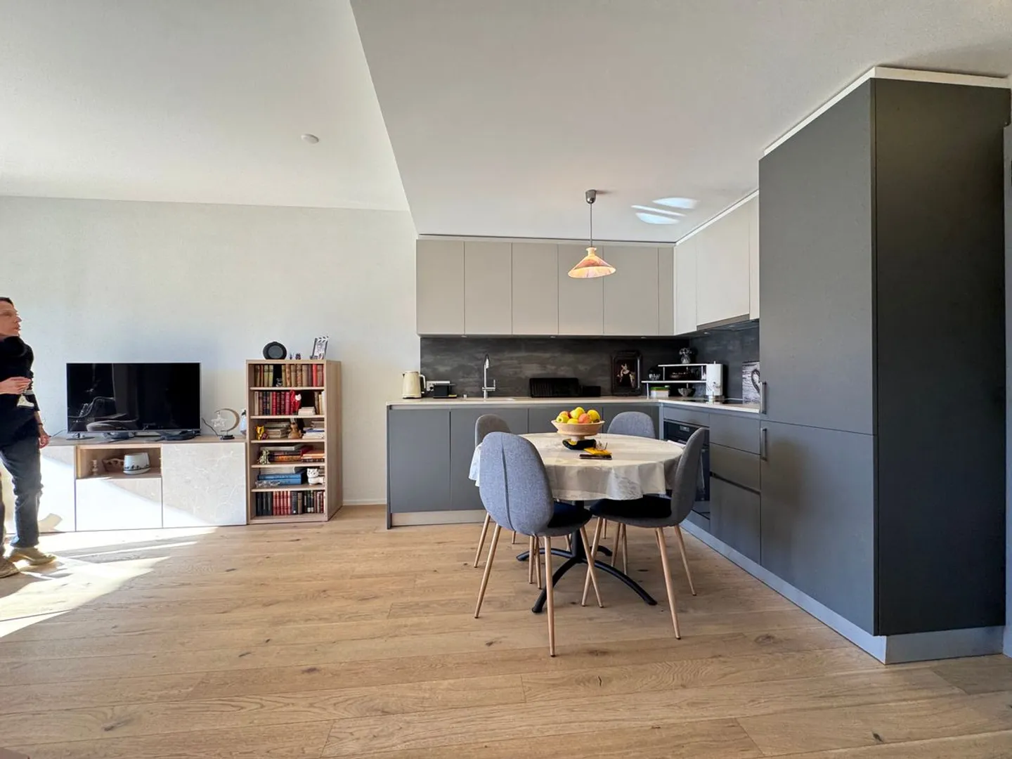 Charming 2.5 room renovated apartment with terrace and view of the Alps - Photo 9 of 13