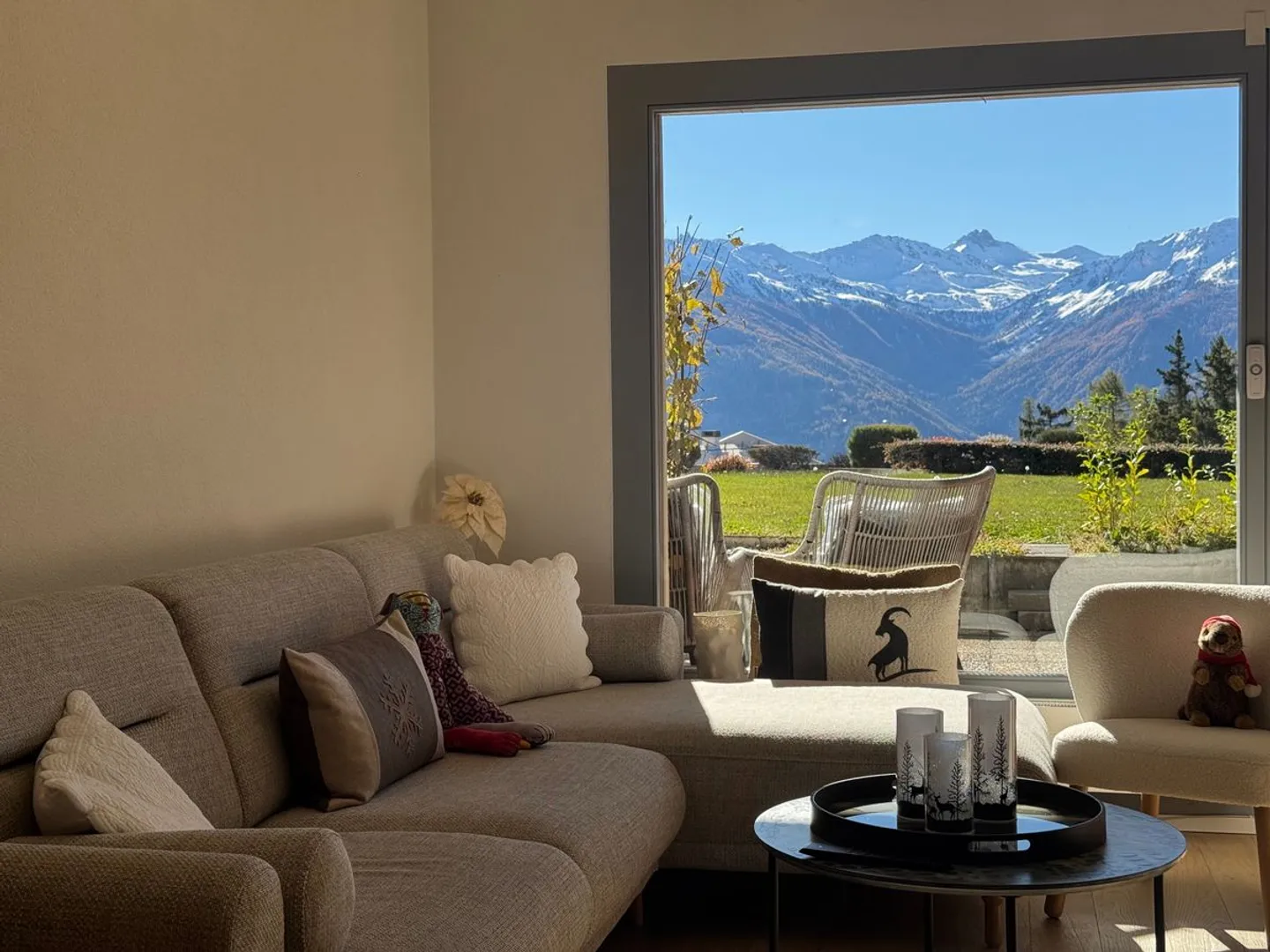 Charming 2.5 room renovated apartment with terrace and view of the Alps - Photo 2 of 13