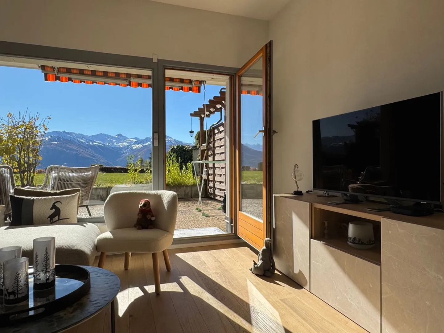 Charming 2.5 room renovated apartment with terrace and view of the Alps - Photo 4 of 13