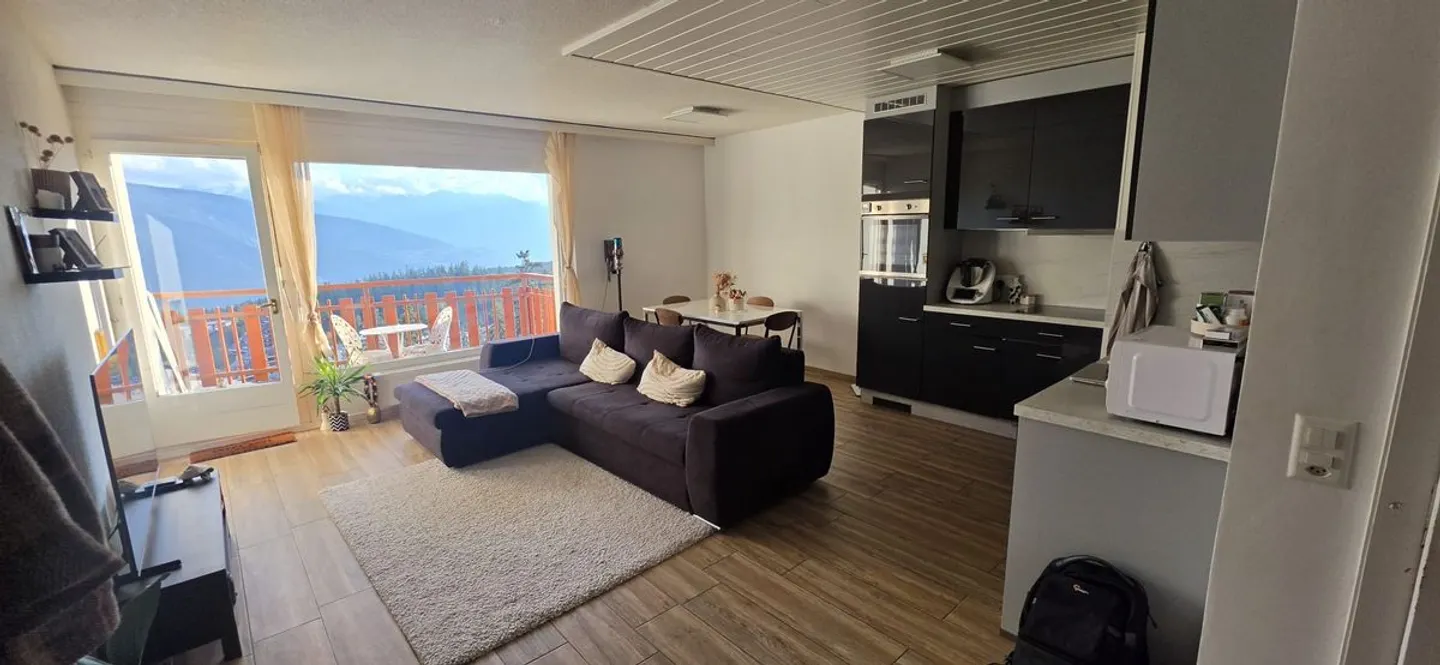 À louer à l'année - Appartement meublé de 2,5 pièces avec balcon et vue sur les montagnes - Photo 1 sur 6