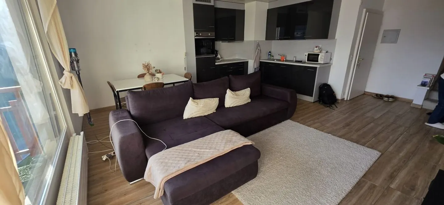 À louer à l'année - Appartement meublé de 2,5 pièces avec balcon et vue sur les montagnes - Photo 3 sur 6