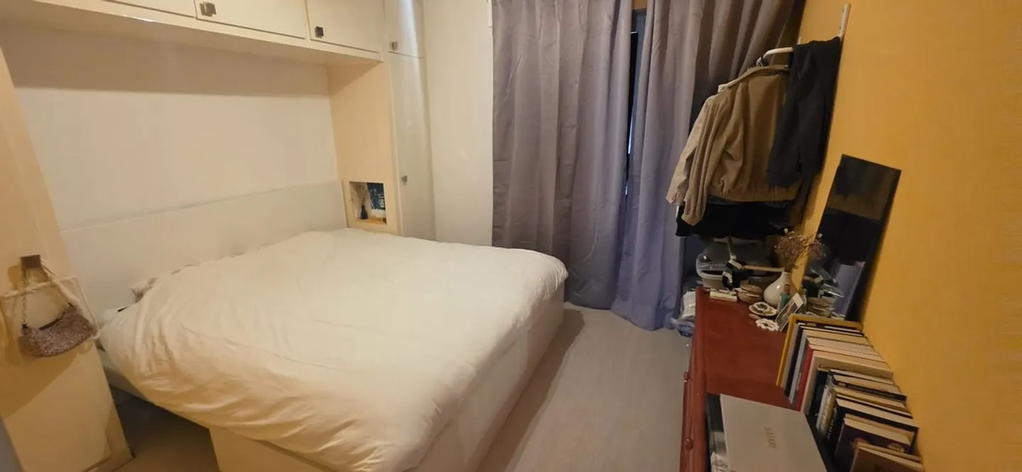 À louer à l'année - Appartement meublé de 2,5 pièces avec balcon et vue sur les montagnes - Photo 4 sur 6