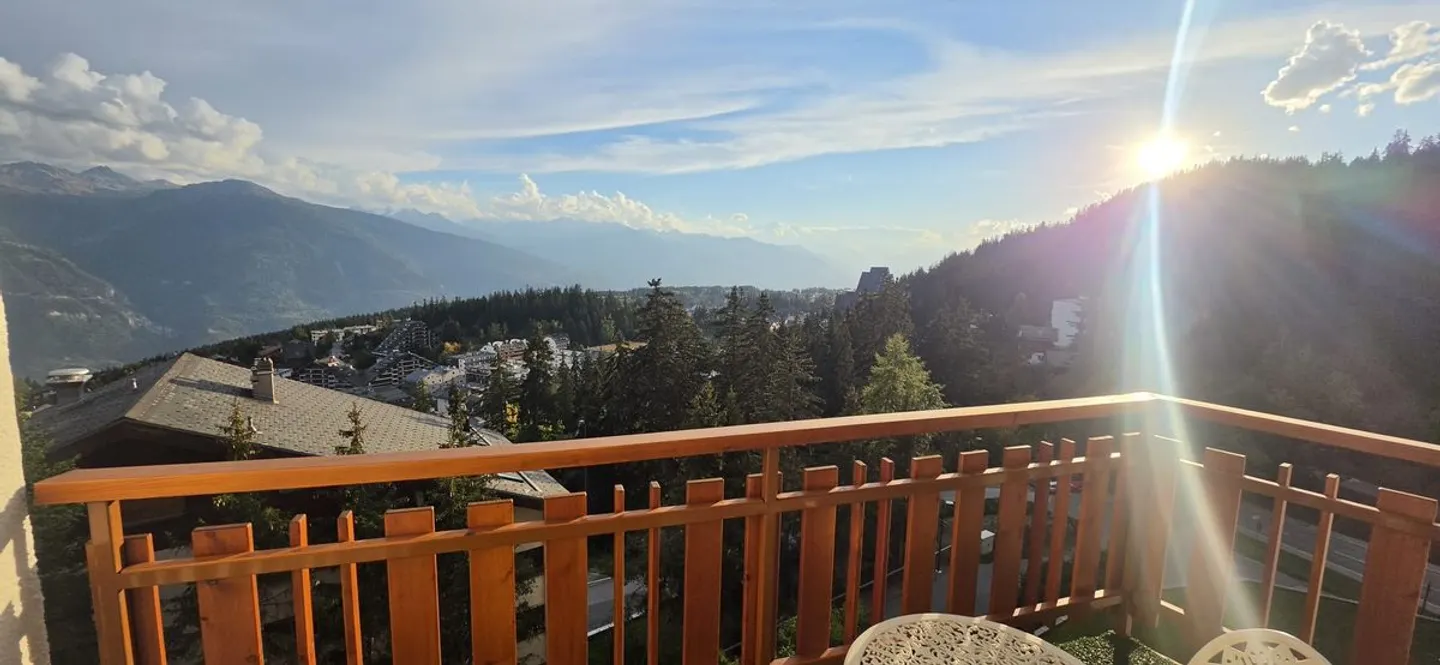 À louer à l'année - Appartement meublé de 2,5 pièces avec balcon et vue sur les montagnes - Photo 2 sur 6