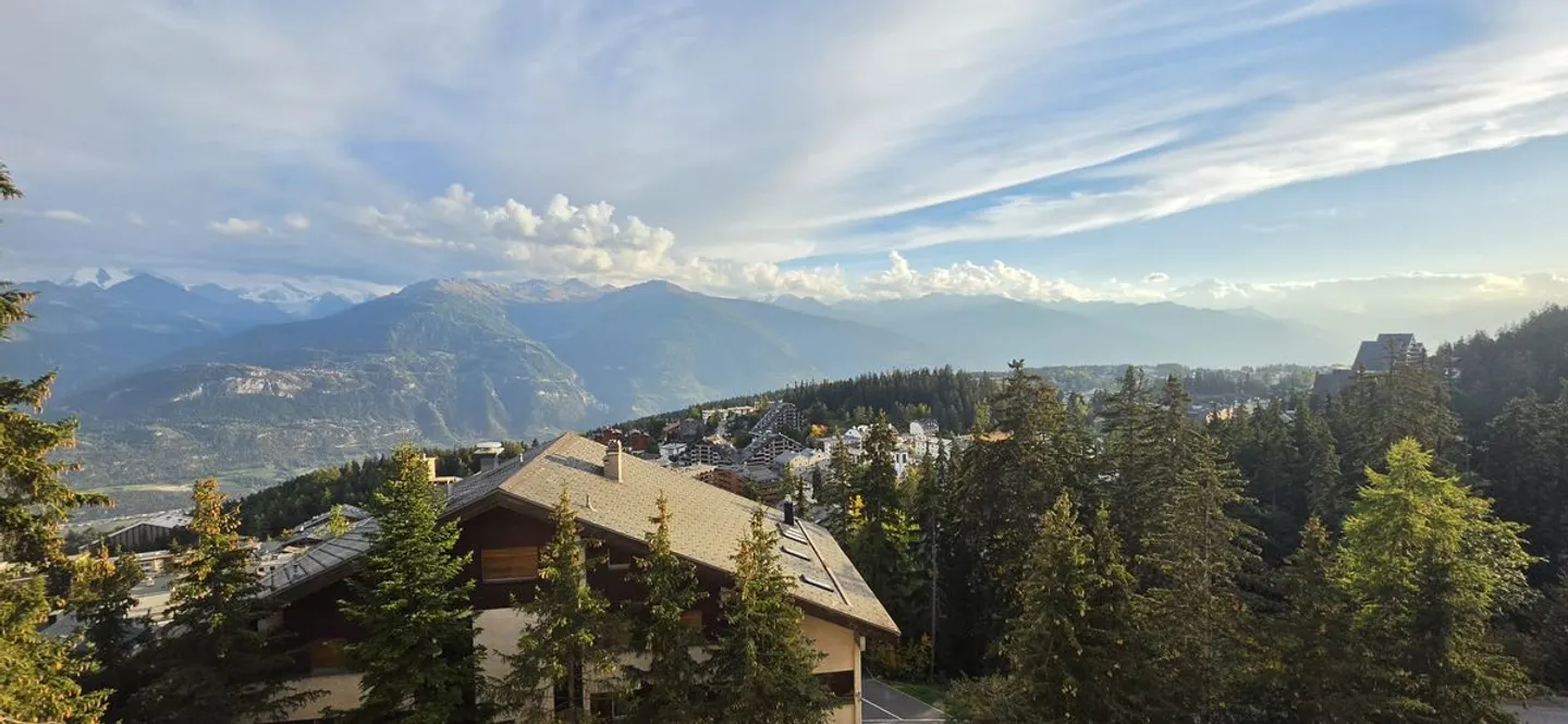À louer à l'année - Appartement meublé de 2,5 pièces avec balcon et vue sur les montagnes - Photo 6 sur 6