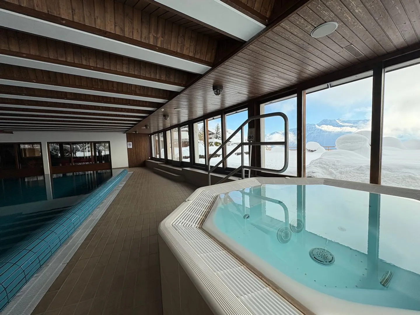 Charmant 2.5 pièces rénové avec terrasse et vue sur les Alpes - Photo 1 sur 13