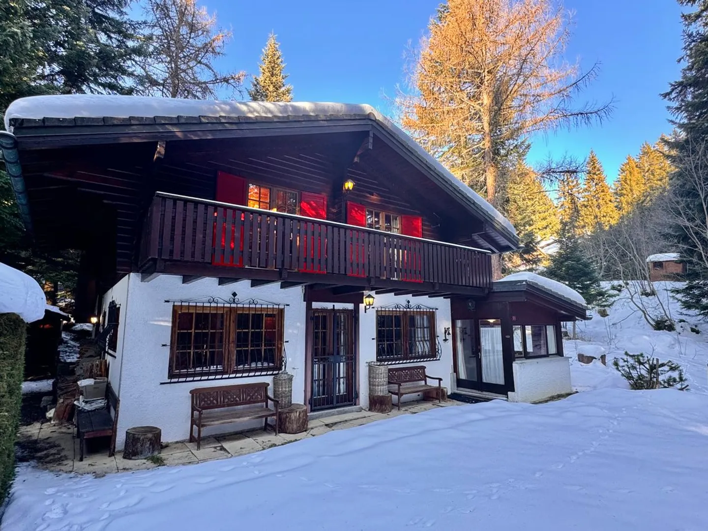 Typisches Chalet umgeben von Grün, nur wenige Minuten vom Herzen von Crans entfernt, bietet Ruhe und Gelassenheit / Ref. 1007-677 - Foto 1 von 13