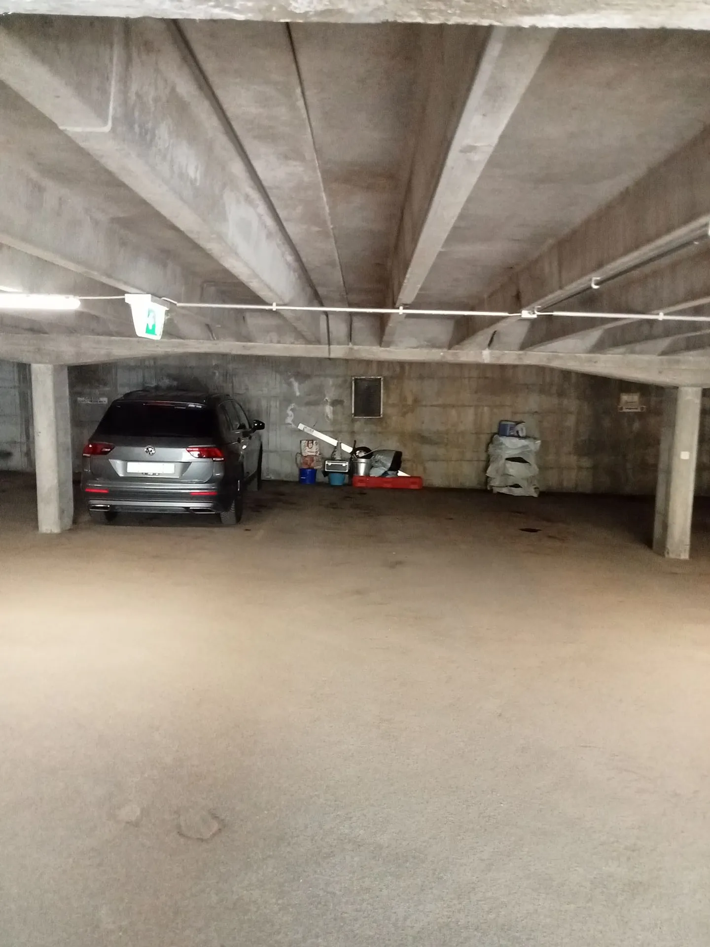 Überdachter Parkplatz in einem Parkhaus, nur 10 Gehminuten vom Zentrum von Montana entfernt - Foto 1 von 2