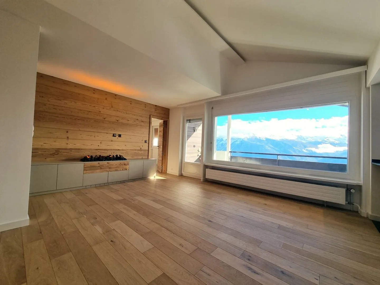 Appartamento 4.5 stanze ristrutturato con vista mozzafiato a 10 minuti a piedi dal centro di Montana / Ref. 1007-610 - Foto 3 di 13