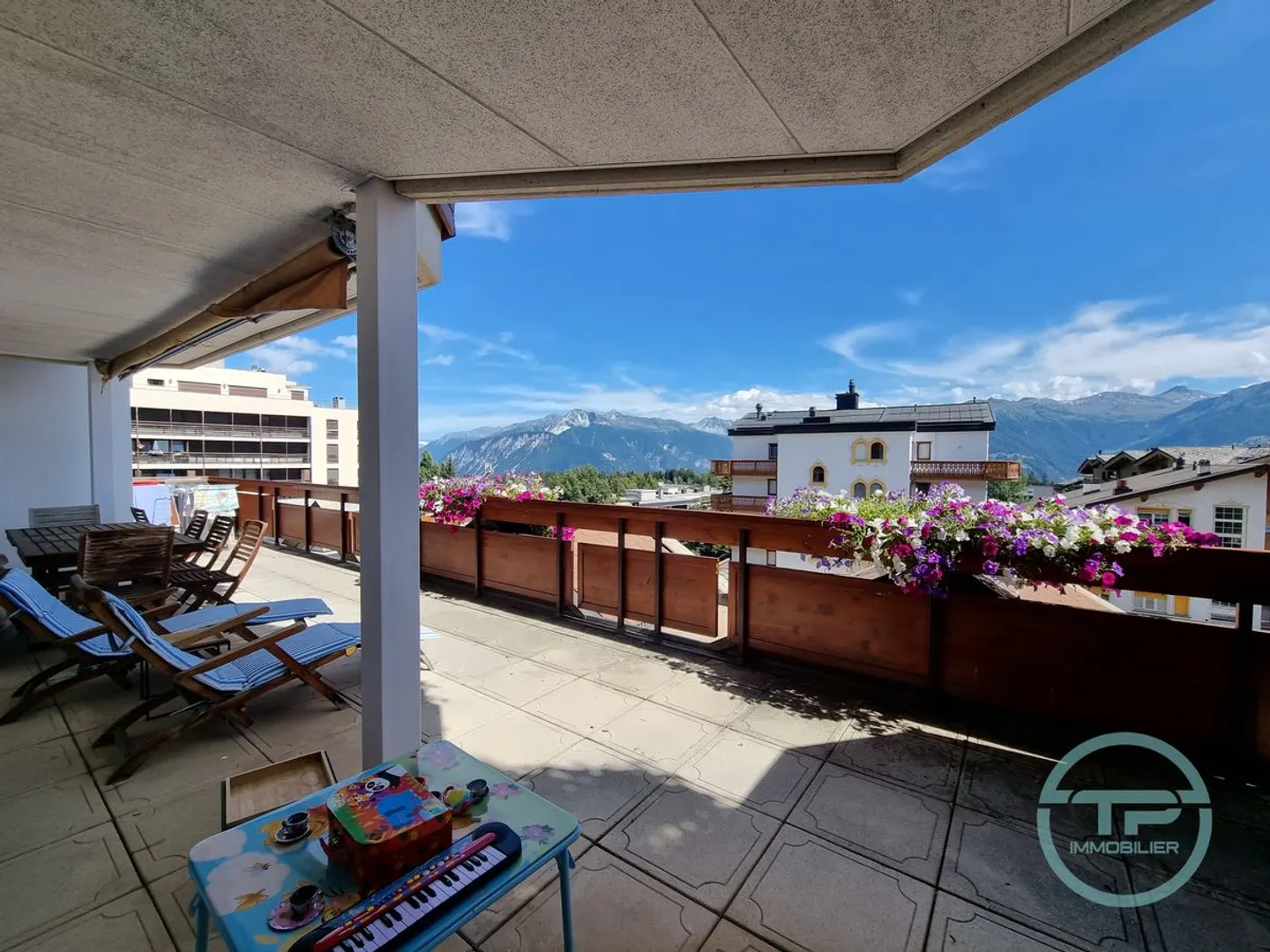 Magnificent apartment in the center of Crans with stunning views - Photo 6 of 13