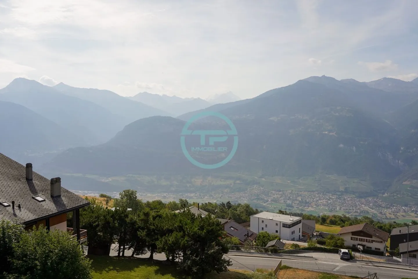CHARMANTE WOHNUNG MIT 3,5 ZIMMERN UND UNVERBAUBAREM BLICK AUF DIE ALPEN IN CHERMIGNON D'EN HAUT - Foto 2 von 13