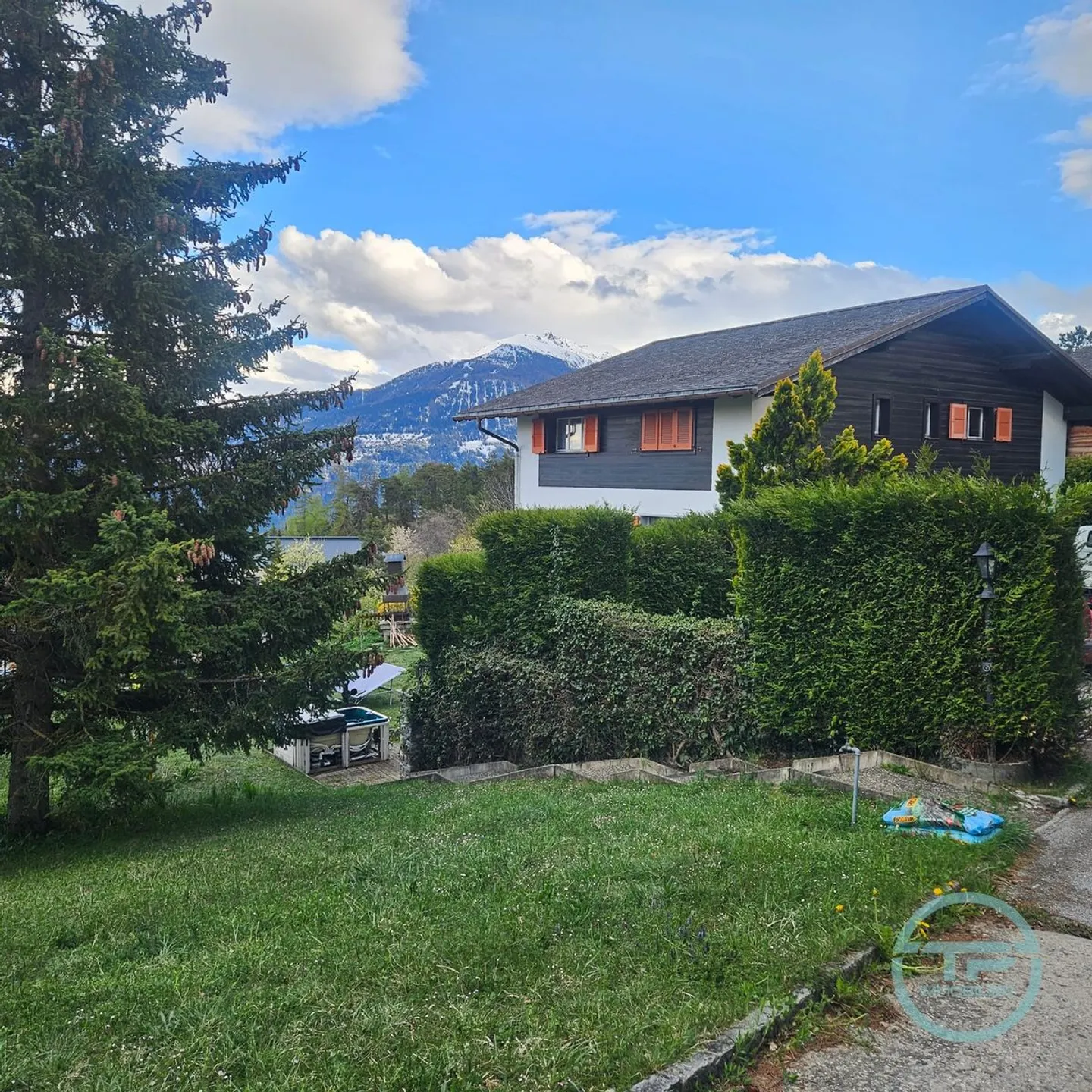 Individual house divided into 3 apartments - Investment opportunity in Montana-Village - Photo 1 of 12