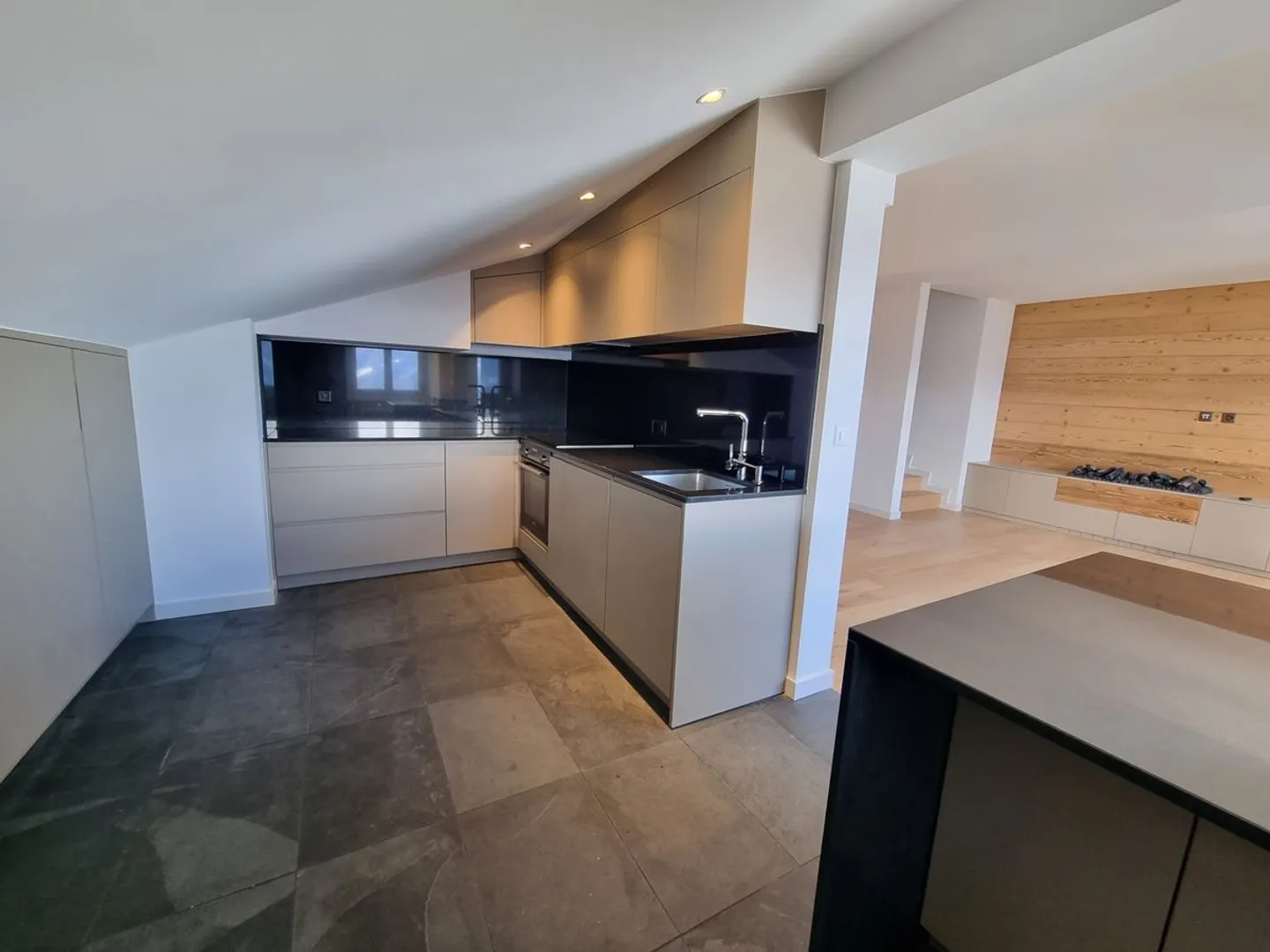 Appartamento 4.5 stanze ristrutturato con vista mozzafiato a 10 minuti a piedi dal centro di Montana / Ref. 1007-610 - Foto 1 di 13