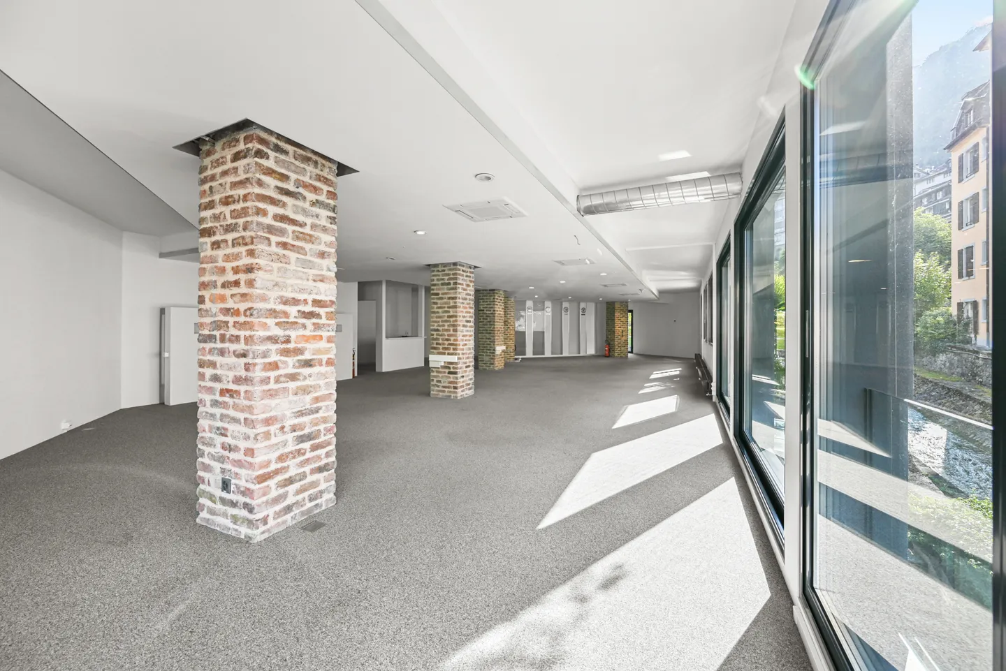 MONTREUX - ADMINISTRATIVE SPACE OF 300 M2 - Photo 2 of 11