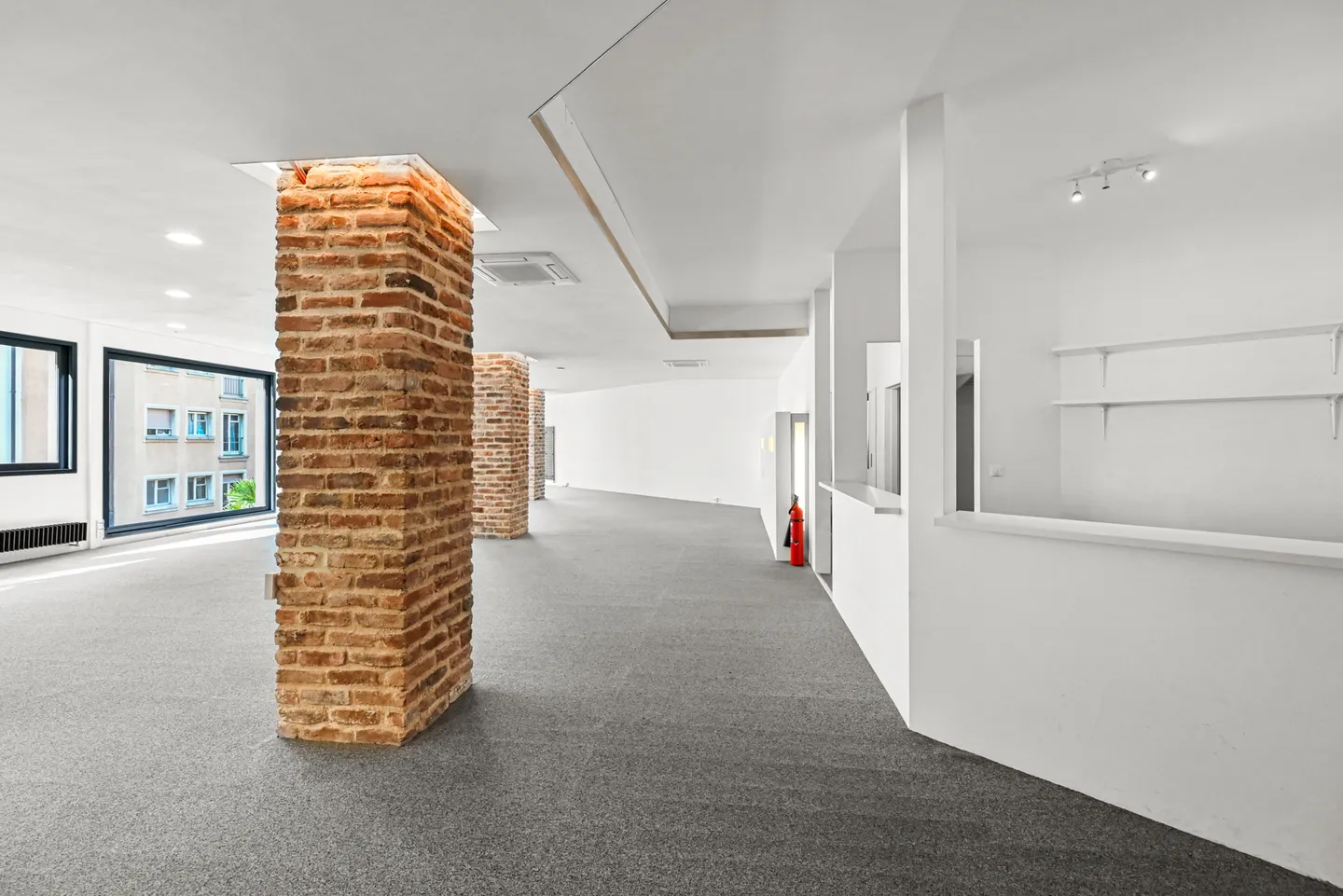 MONTREUX - ADMINISTRATIVE SPACE OF 300 M2 - Photo 3 of 11