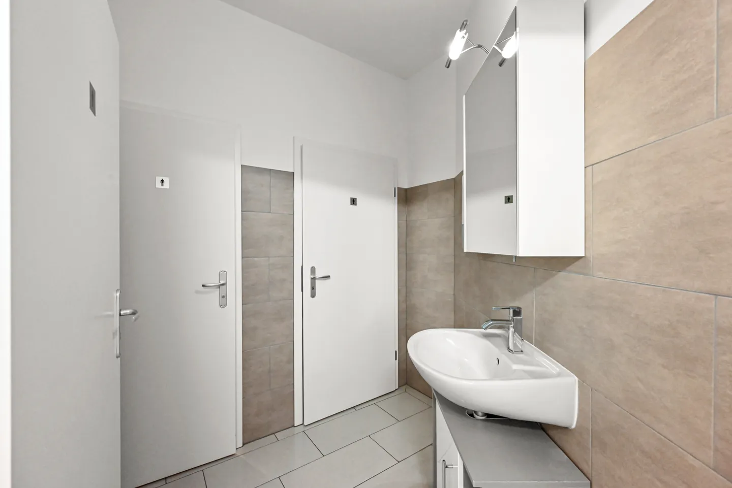 MONTREUX - ADMINISTRATIVE SPACE OF 300 M2 - Photo 9 of 11