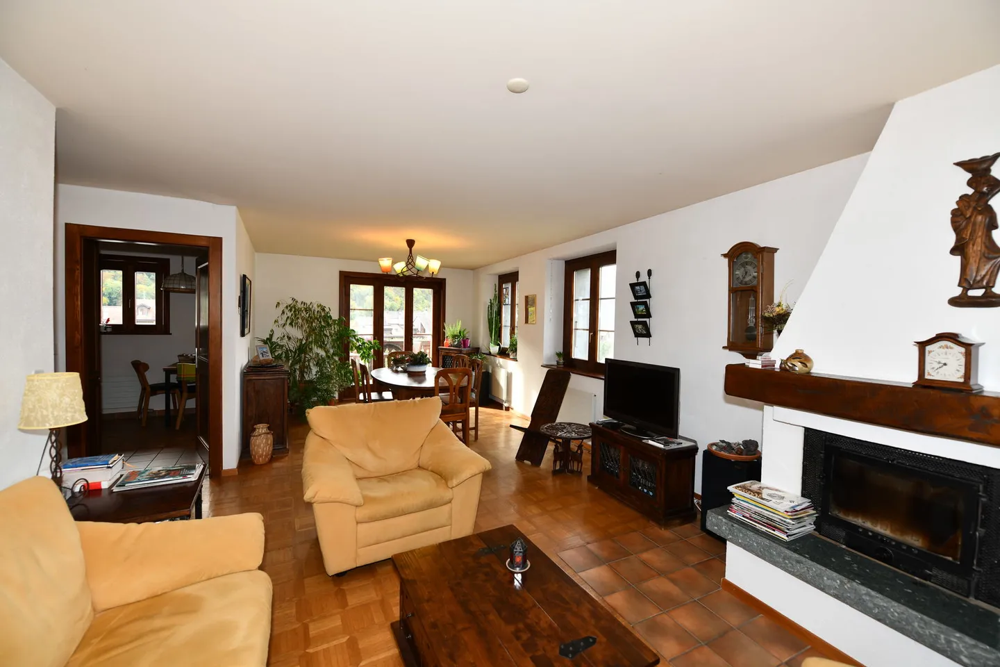 AIGLE - IMMEUBLE 3 APPARTEMENTS + 8 PLACES PARC - Photo 2 sur 13